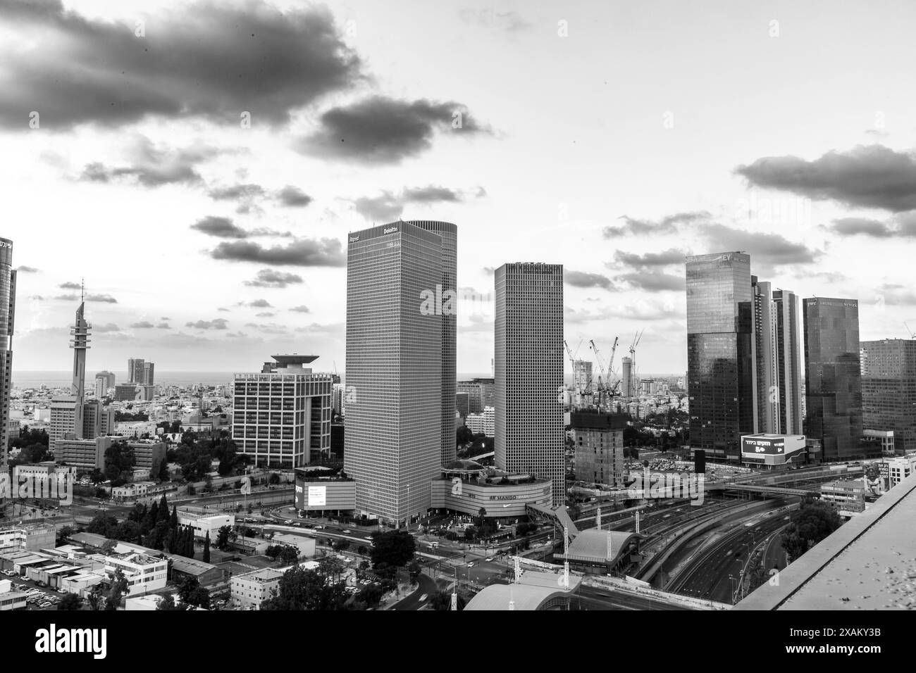 Tel Aviv, Israel - 14. Oktober 2023 - aus der Vogelperspektive auf die Gebäude und die Umgebung rund um den Ayalon Highway benannt nach dem Ayalon Creek, der durch den Fluss fließt Stockfoto