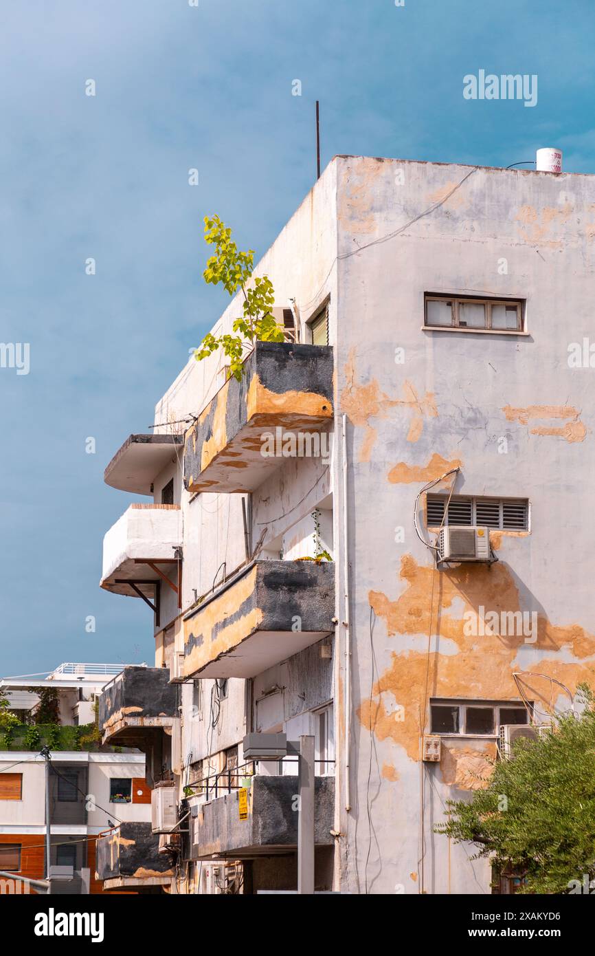 Tel Aviv, Israel - 2. Oktober 2023 - Blick auf die Straße Nachalat Binyamin, eine lebhafte Straße mit Geschäften und Cafés im Zentrum von Tel Aviv, Stockfoto