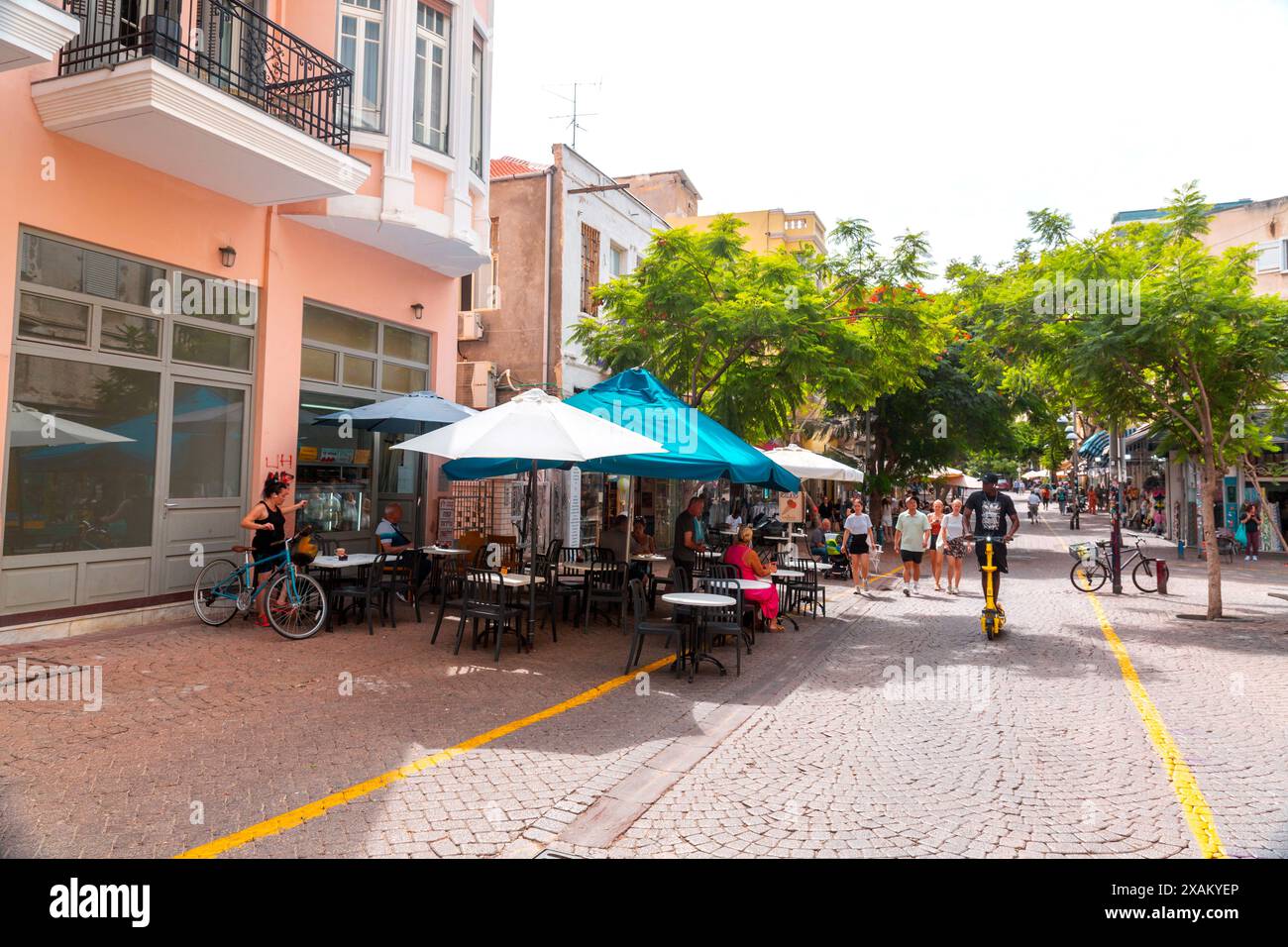 Tel Aviv, Israel - 2. Oktober 2023 - Blick auf die Straße Nachalat Binyamin, eine lebhafte Straße mit Geschäften und Cafés im Zentrum von Tel Aviv, Stockfoto
