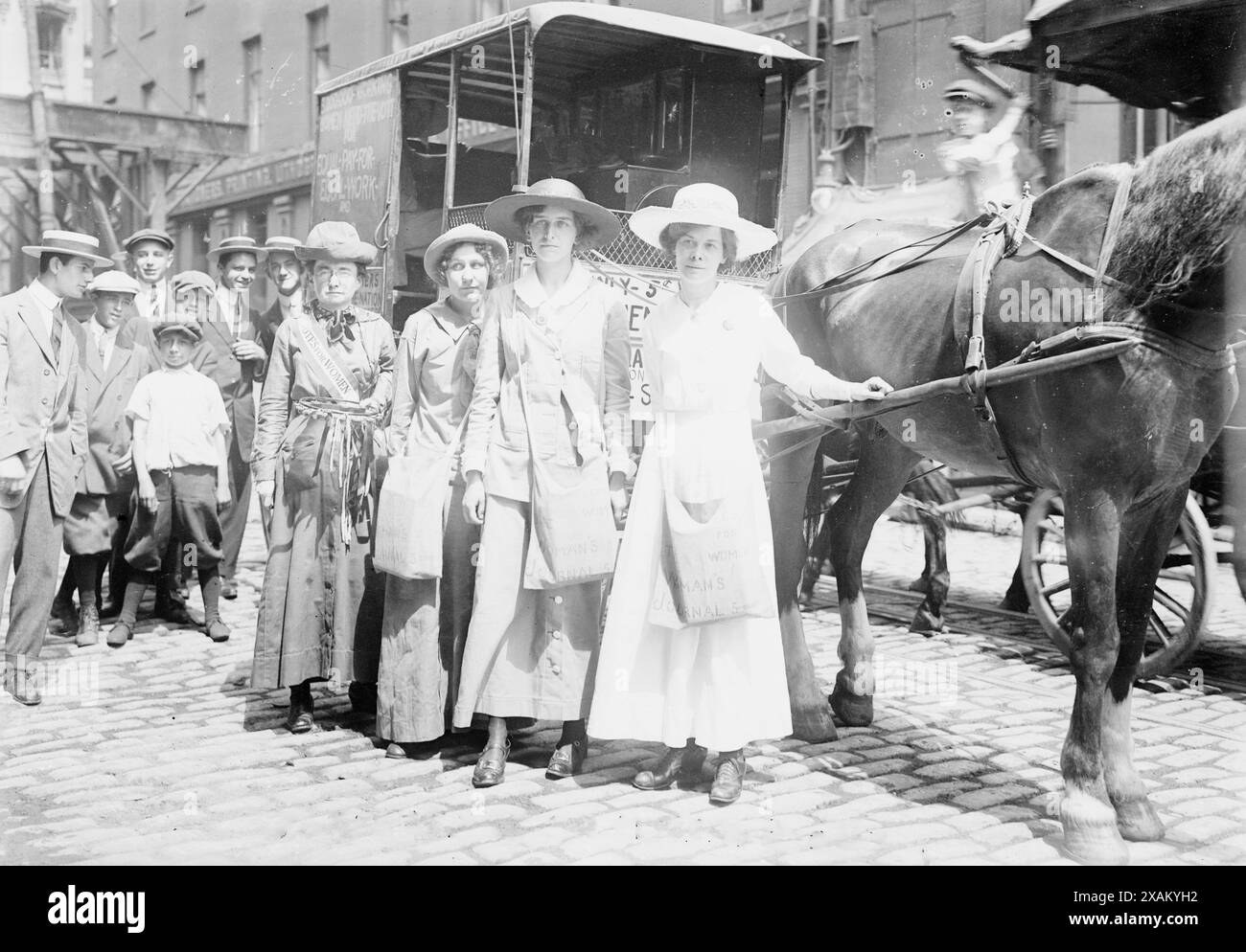 Suffragets [d. h. Suffragettes] auf Wanderung nach Boston, 1913. Shows (von links nach rechts) der Suffragisten Ida Craft, Elsie McKenzie, Vera Wentworth und Elisabeth Freeman (1876-1942). Stockfoto