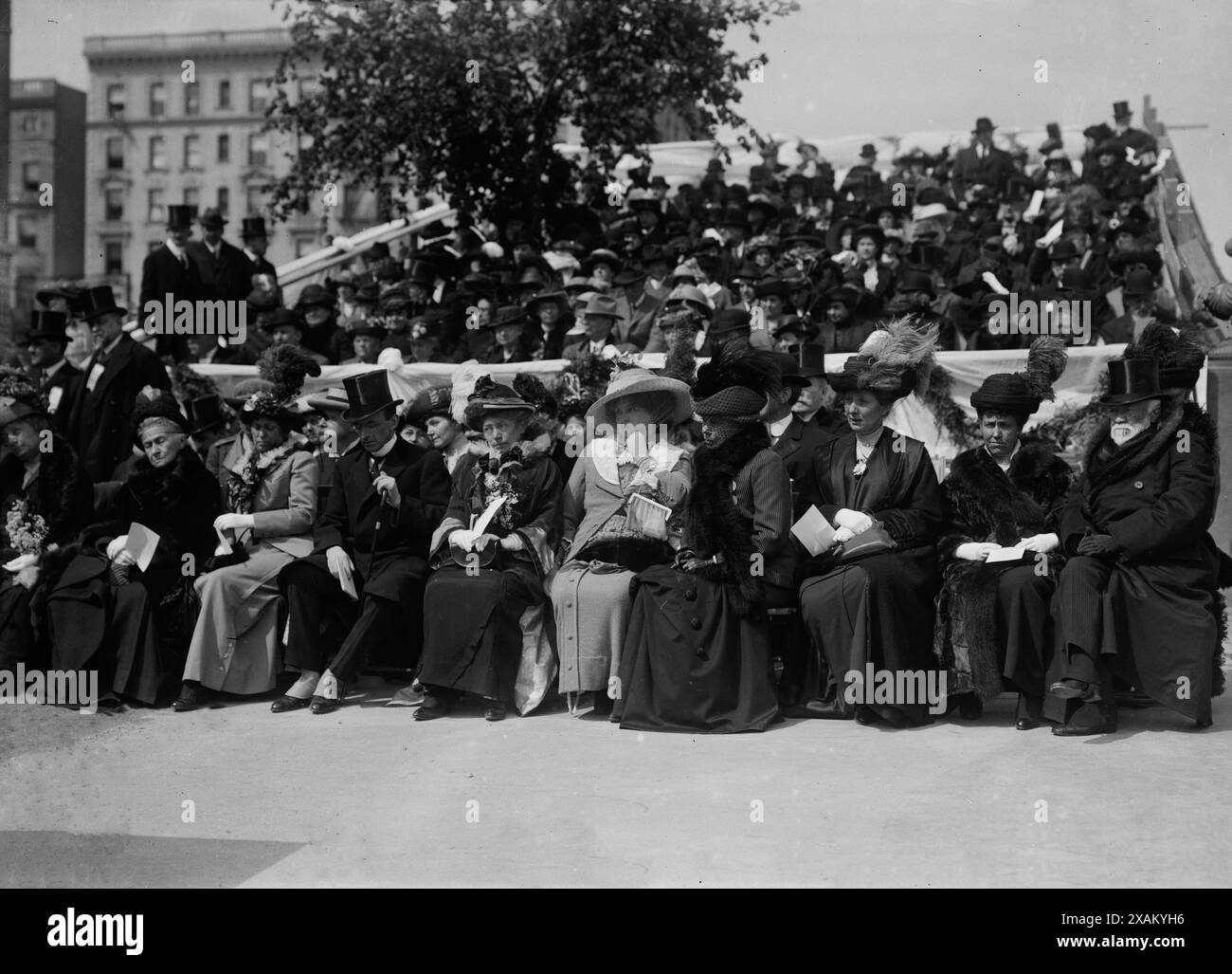 Bei Schurz Enthüllung (1913?). Wahrscheinlich zeigt die Enthüllung von Karl Bitters Carl Schurz-Statue aus dem Jahr 1913 am Morningside Drive und 116th Street in New York City. Personen, die in der ersten Reihe identifiziert werden (unten im negativ genannt), sind: Frau Schurz, Frau Juessen (Schwester), Frau Juessen (Nichte), Carl L. Schurz, Frau Agathe Schurz, Frau Carl L. Schurz, Frau Jos. &Amp; Miss Choate, Andrew Carnegie &amp; Ehefrau. Stockfoto