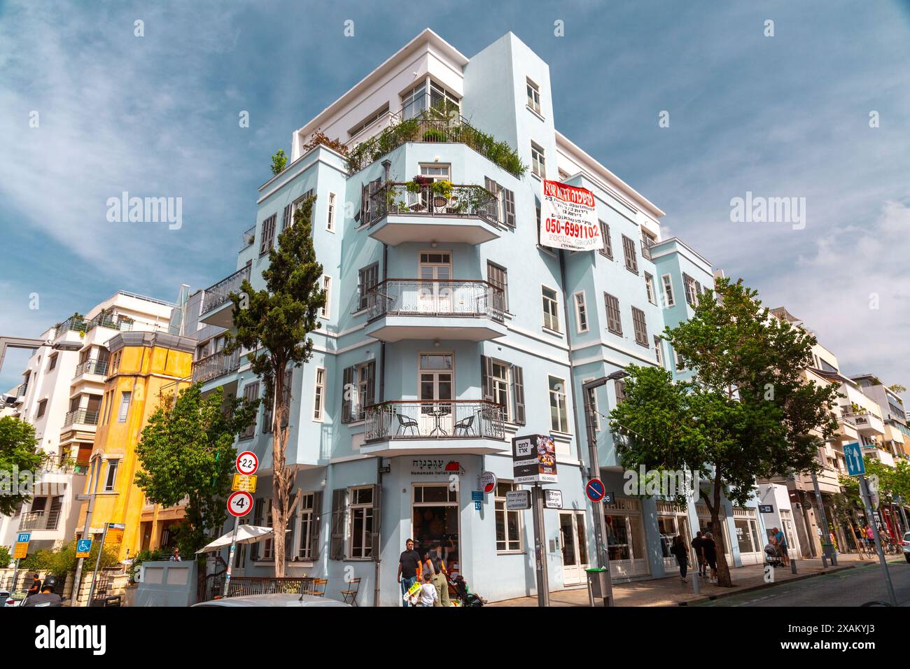 Tel Aviv, Israel - 2. Oktober 2023 - Blick auf die Straße Nachalat Binyamin, eine lebhafte Straße mit Geschäften und Cafés im Zentrum von Tel Aviv, Stockfoto