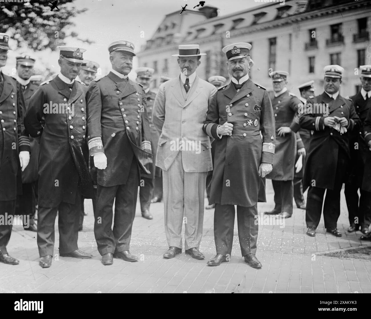 Kapitän Ritter, Hinterer Bezirk, Deutscher Botschafter, Admiral Paschowitz, 1912. Shows (von links nach rechts): Nicht identifizierter Mann, Kapitän Ludwig Ritter von Mann vom deutschen Schiff Moltke; US-Konteradmiral Aaron Ward (1851–1918), kommissarischer Kommandant der amerikanischen Flotte; Graf von Bernstorff, deutscher Botschafter in den Vereinigten Staaten; und Konteradmiral Hubert von Rebeur-Paschwitz, während des Besuchs deutscher Marineschiffe in New York City im Juni 1912. Stockfoto