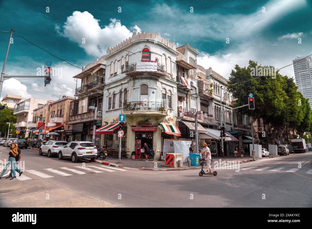 Tel Aviv, Israel - 2. Oktober 2023 - Blick auf die Straße Nachalat Binyamin, eine lebhafte Straße mit Geschäften und Cafés im Zentrum von Tel Aviv, Stockfoto
