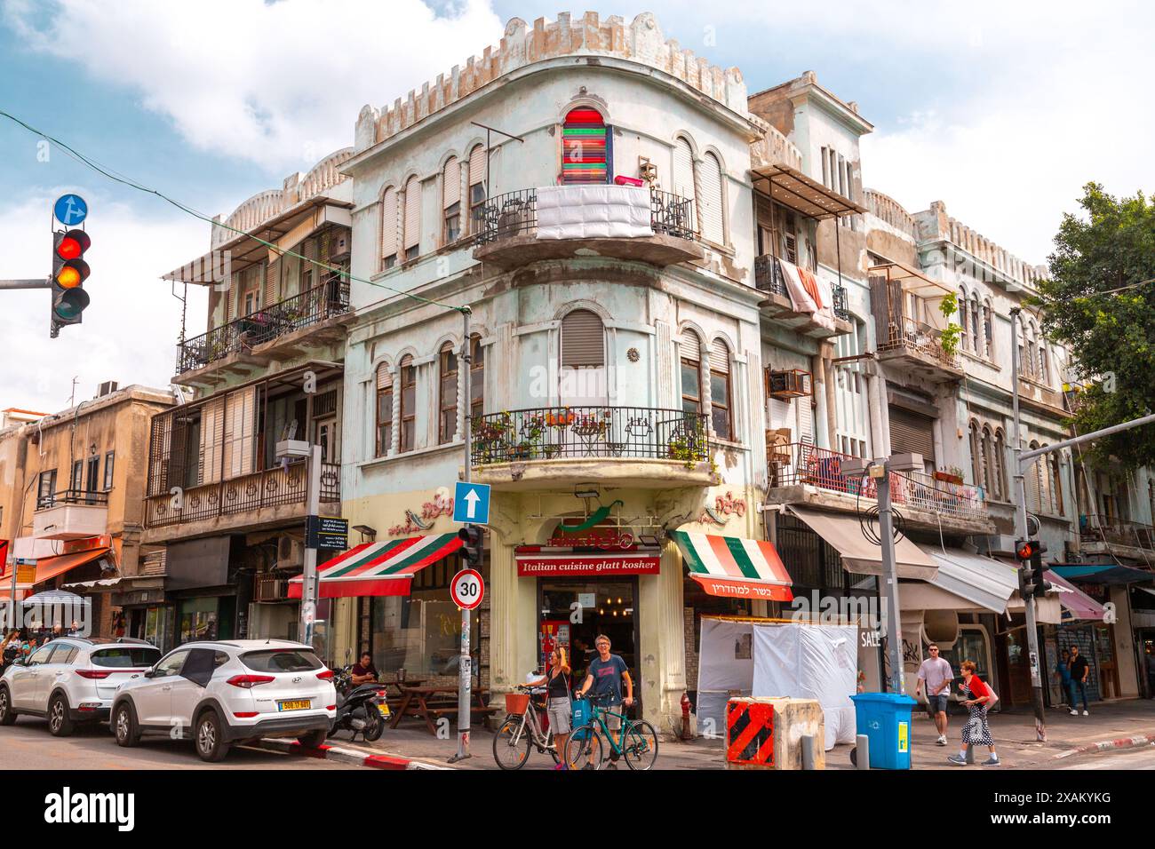 Tel Aviv, Israel - 2. Oktober 2023 - Blick auf die Straße Nachalat Binyamin, eine lebhafte Straße mit Geschäften und Cafés im Zentrum von Tel Aviv, Stockfoto