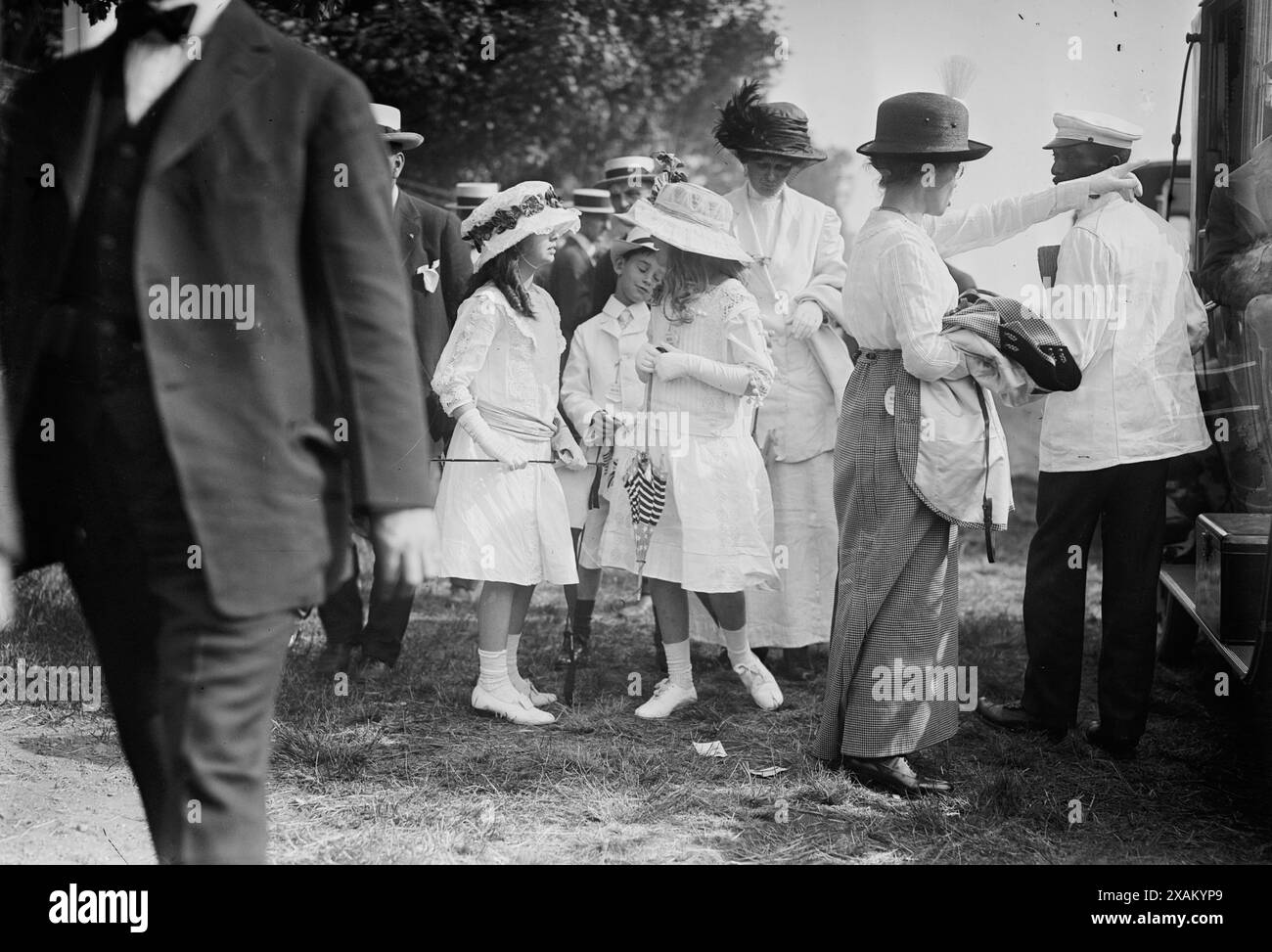 Kinder von H.P. Whitney, zwischen 1910 und 1915. Zeigt den US-amerikanischen Geschäftsmann Harry Payne Whitney mit seinen Kindern, möglicherweise Flora Payne Whitney (1897), Cornelius Vanderbilt Whitney (1899) und Barbara Whitney (1903). Stockfoto