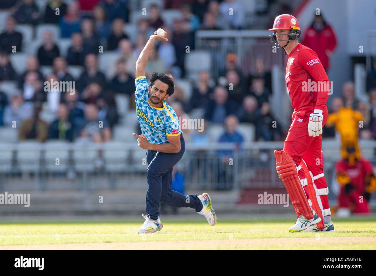 Hasan Ali #32 vom Warwickshire County Cricket Club Bowling während des Vitality T20 Blast Matches zwischen Lancashire und Birmingham Bears in Old Trafford, Manchester am Freitag, den 7. Juni 2024. (Foto: Mike Morese | MI News) Credit: MI News & Sport /Alamy Live News Stockfoto