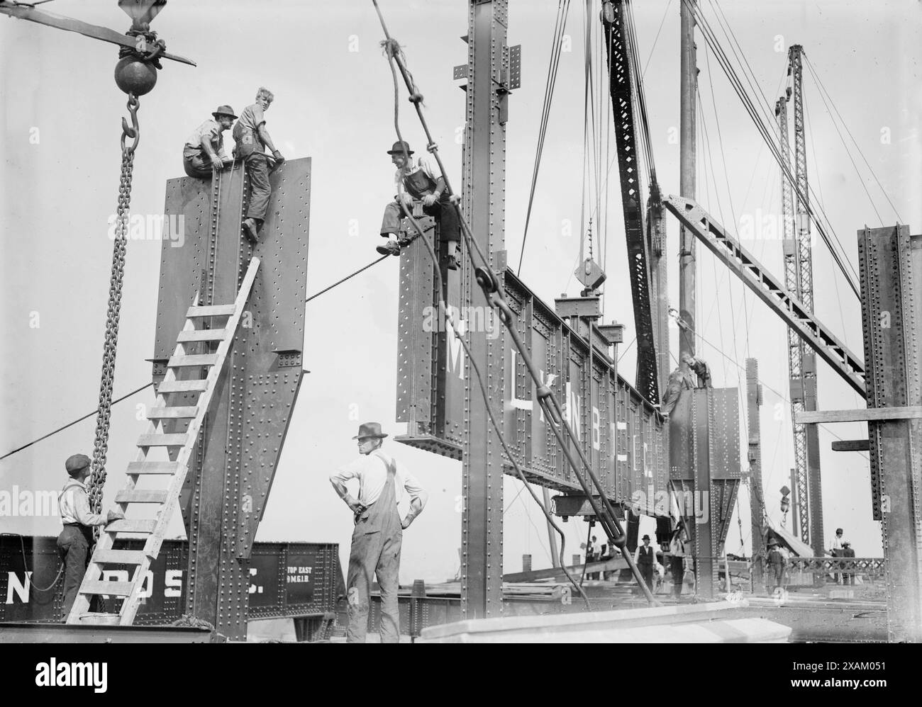 46-Tonnen-Träger einsetzen - Kontra Gas Co's Gebäude, 1913. Zeigt das Gebäude der Consolidated Gas Company, 15th und Irving, New York City. Stockfoto