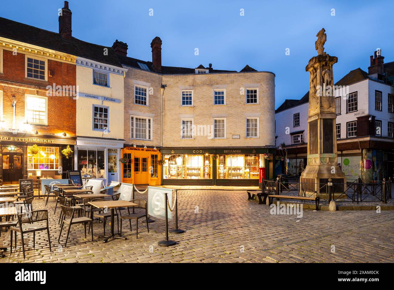 Abend im war Memorial auf dem Buttermarkt in Canterbury, England. Stockfoto