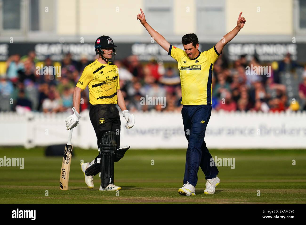 Bristol, Vereinigtes Königreich, 7. Juni 2024. Chris Wood aus Hampshire feiert den Sieg über James Bracey in Gloucestershire während des T20 Vitality Blast Matches zwischen Gloucestershire und Hampshire Hawks. Quelle: Robbie Stephenson/Gloucestershire Cricket/Alamy Live News Stockfoto