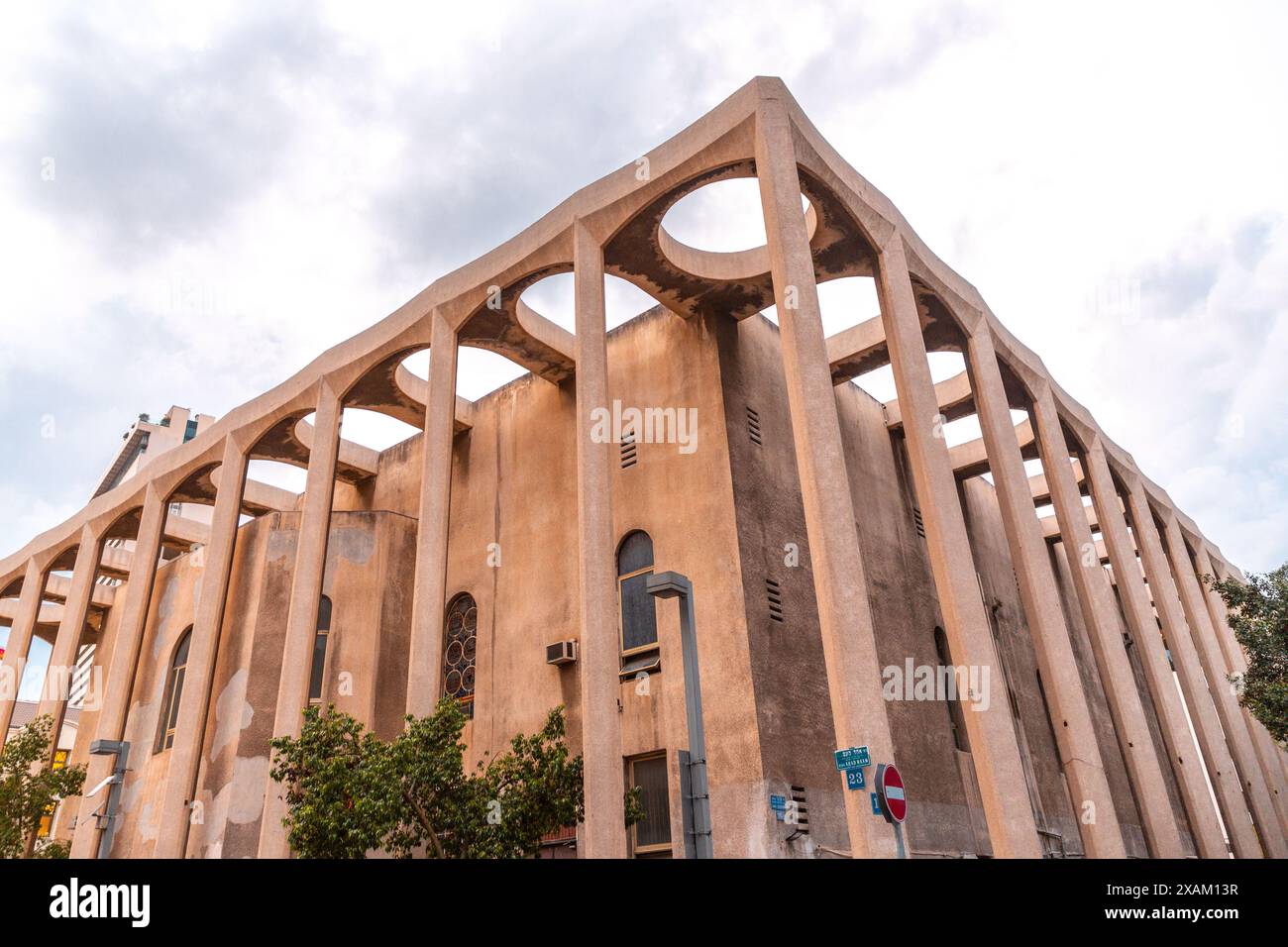Tel Aviv, Israel - 3. Oktober 2023 - die große Synagoge von Tel Aviv, in der Allenby Street, Tel Aviv. Das Gebäude wurde von Yehuda Magidov entworfen Stockfoto