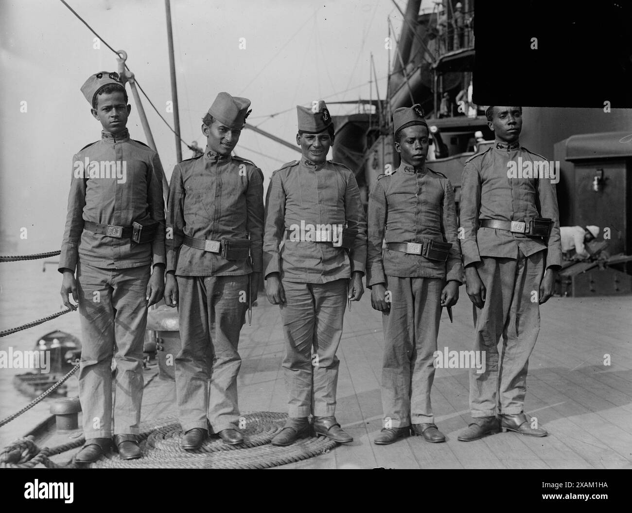 Seeleute auf MINAS GERAES zwischen 1910 und 1915. Zeigt das brasilianische Schlachtschiff Minas Geraes (Minas Gerais). Stockfoto