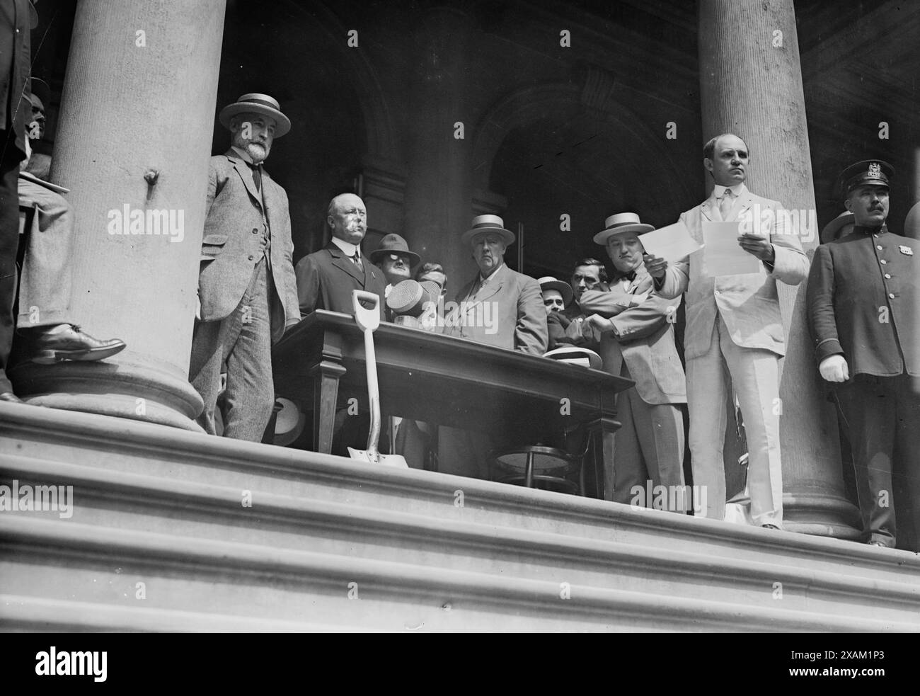 Ross Appleton benachrichtigt Gaynor am 13. September 1913. Zeigt die Benachrichtigungszeremonie, die am 3. September 1913 auf den Stufen des Rathauses in New York City stattfand, wo Bürgermeister William J. Gaynor für die Wiederwahl nominiert wurde. William Jay Gaynor hatte eine Amtszeit als Bürgermeister der Reform von New York inne. Da der unbestechliche Gaynor nicht mit der Tammany-Maschine kooperieren wollte, weigerte sich Tammany, ihn für eine zweite Amtszeit zu nominieren. Gaynor wurde von einer unabhängigen Gruppe renommiert und nahm ihre Nominierung an. Stockfoto