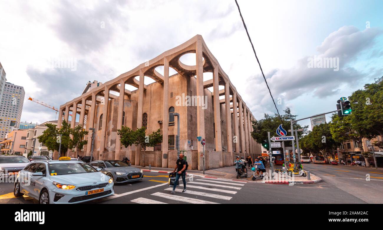 Tel Aviv, Israel - 3. Oktober 2023 - die große Synagoge von Tel Aviv, in der Allenby Street, Tel Aviv. Das Gebäude wurde von Yehuda Magidov entworfen Stockfoto