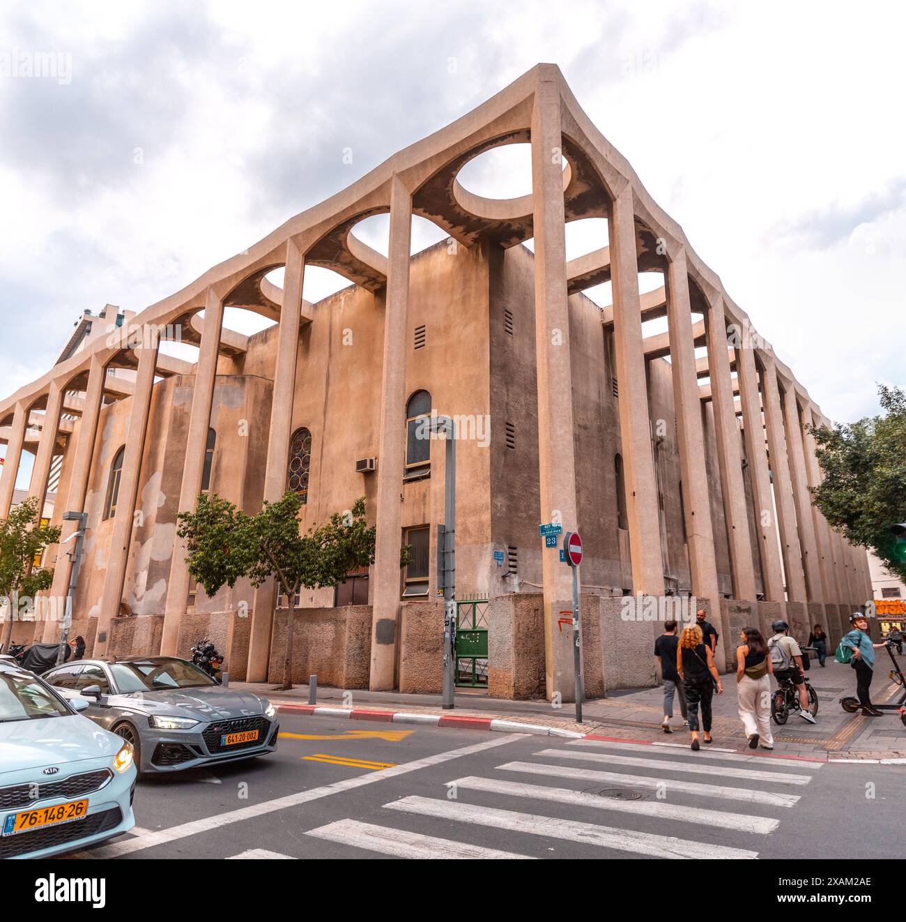 Tel Aviv, Israel - 3. Oktober 2023 - die große Synagoge von Tel Aviv, in der Allenby Street, Tel Aviv. Das Gebäude wurde von Yehuda Magidov entworfen Stockfoto