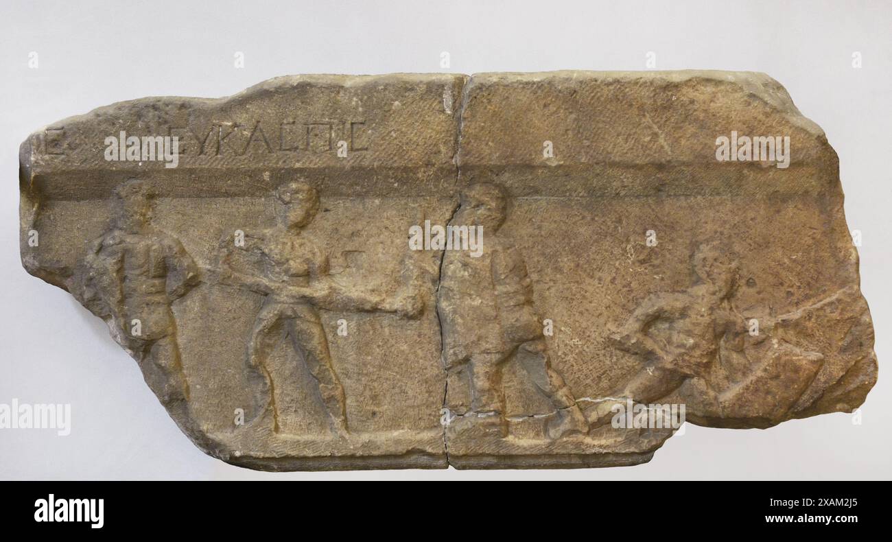 Gladiatorenkampf. Griechische Inschrift: Leukaspis (Name des Gladiators). Fragment einer Marmorplatte. Von Stara Zagora (Augusta Traiana), Bulgarien. Erste Hälfte des 2. Jahrhunderts n. Chr. Nationales Archäologisches Museum. Sofia. Bulgarien. Stockfoto