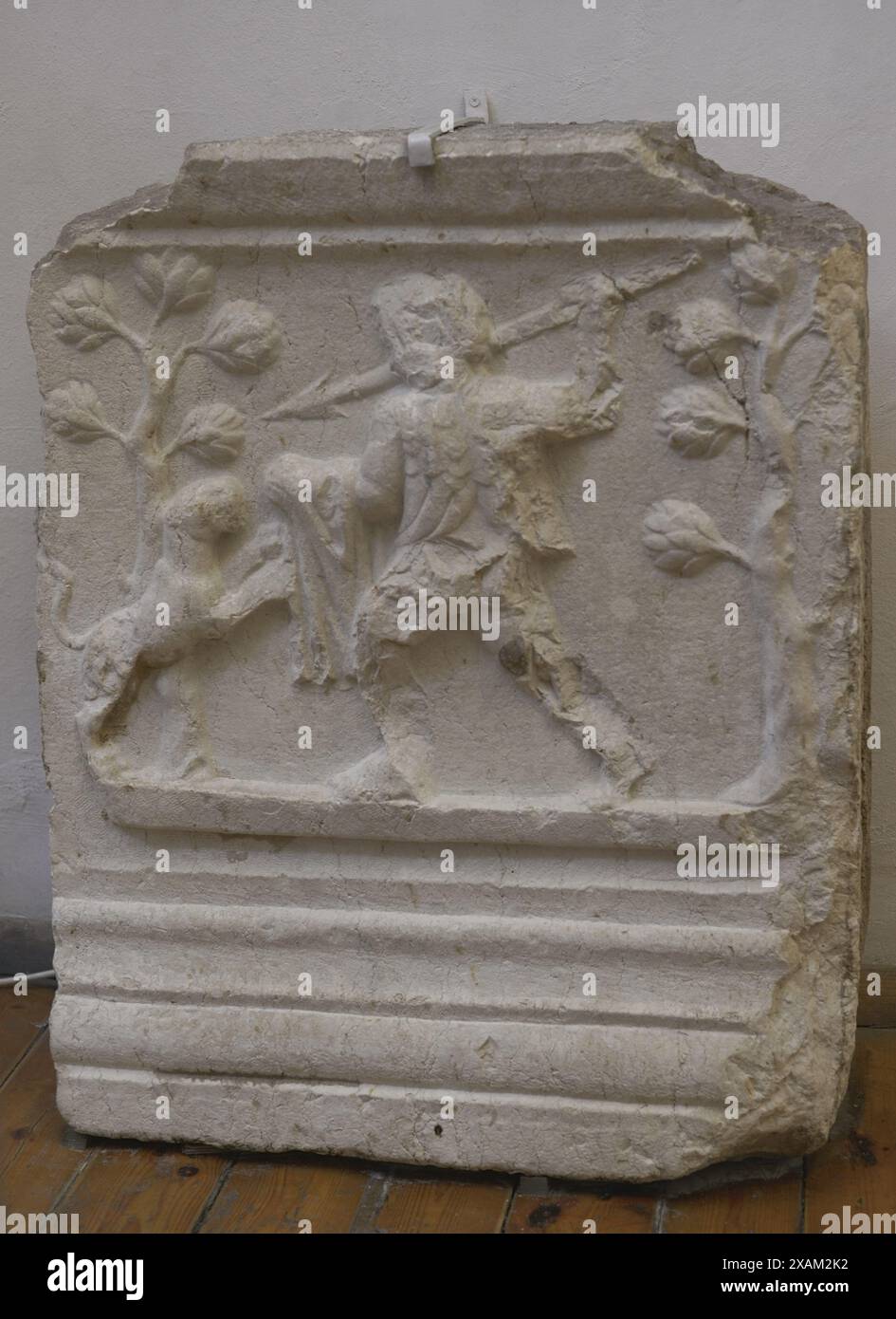 Platte mit einer Szene, in der ein Mann gegen einen Panther kämpft. Erste Hälfte des 2. Jahrhunderts n. Chr. Von Stara Zagora (Augusta Traiana), Bulgarien. Nationales Archäologisches Museum. Sofia. Bulgarien. Stockfoto