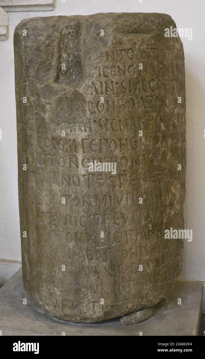 Vertrag von 815. 30 Jahre dauerndes Friedensabkommen zwischen dem bulgarischen Khan Omurtag (814–831) und dem byzantinischen Kaiser Leo V. „dem Armenier“ (813–820) in Konstantinopel. Spalte mit dem Text des friedensvertrags zwischen Bulgarien und Byzanz. Vom Dorf Sechishte (Suleiman kyuoi), Region Shumen, Bulgarien. Um das Jahr 815. Nationales Archäologisches Museum. Sofia. Bulgarien. Stockfoto