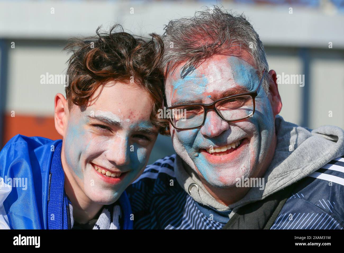 Glasgow, Großbritannien. Juni 2024. Schottische Fußballfans kommen früh an, um ihre Mannschaft zu unterstützen und spielen in einem freundlichen uefa-Nationalspieler im Hampden Park, Glasgow, Schottland, Großbritannien. Dies ist das letzte Spiel, das Schottland vor Deutschland im Eröffnungsspiel der Euro spielen wird. Quelle: Findlay/Alamy Live News Stockfoto