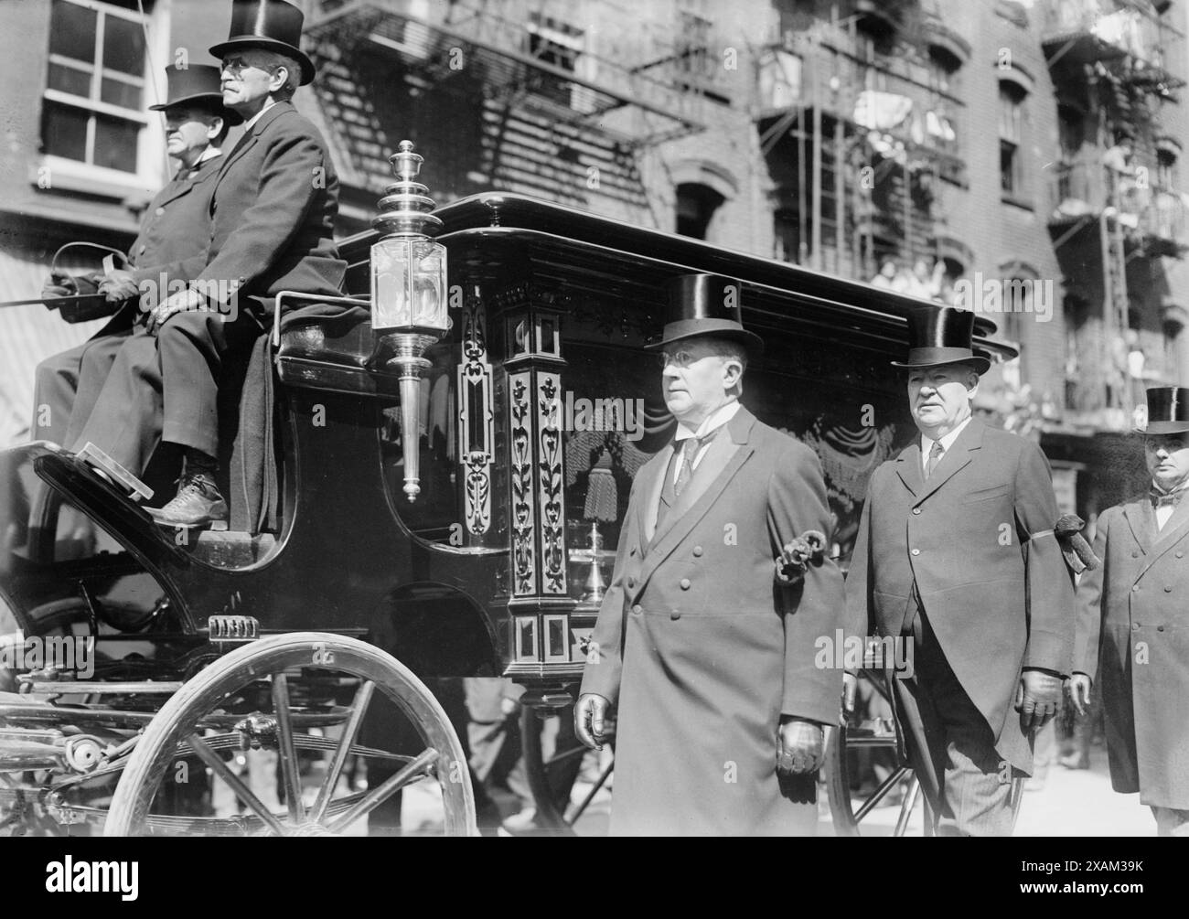 VGL. Murphy und Tom Foley, 1913. Zeigt Tammany-Chef Charles Francis Murphy und Tom Foley, die bei der Beerdigung des New Yorker Tammany Hall-Politikers Timothy (Big Tim) Daniel Sullivan (1862–1913) in der St. Patrick's Old Cathedral, The Bowery, New York City, am 15. September 1913 stattfanden. Stockfoto