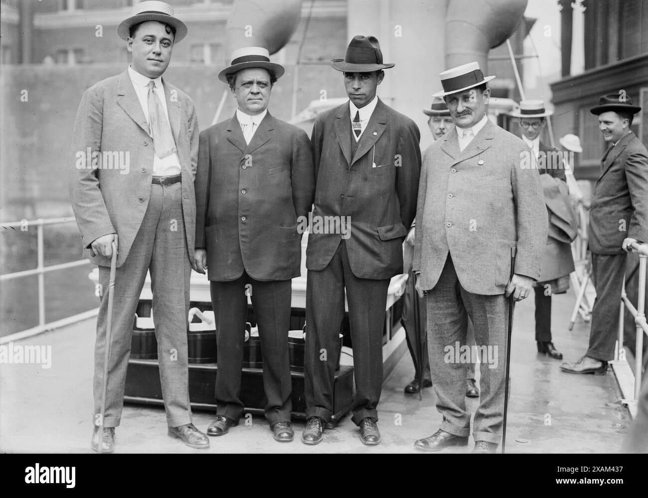 Jas. J. Brady, Ury Woodson, B. Sullivan, B. F. Mitchell, 1913. Zeigt eine Delegation, die bei seiner Ankunft in New York den Chicagoer Demokraten Roger Sullivan traf, bestehend aus James J. Brady, dem Demokraten Urey Woodson aus Kentucky, Boetius Sullivan, dem Sohn von Roger Sullivan und dem Senator B.F. Mitchell. Stockfoto Jas. J. Brady, Ury Woodson, B. Sullivan, B. F. Mitchell, 1913. Zeigt eine Delegation, die bei seiner Ankunft in New York den Chicagoer Demokraten Roger Sullivan traf, bestehend aus James J. Brady, dem Demokraten Urey Woodson aus Kentucky, Boetius Sullivan, dem Sohn von Roger Sullivan und dem Senator B.F. Mitchell. Stockfoto