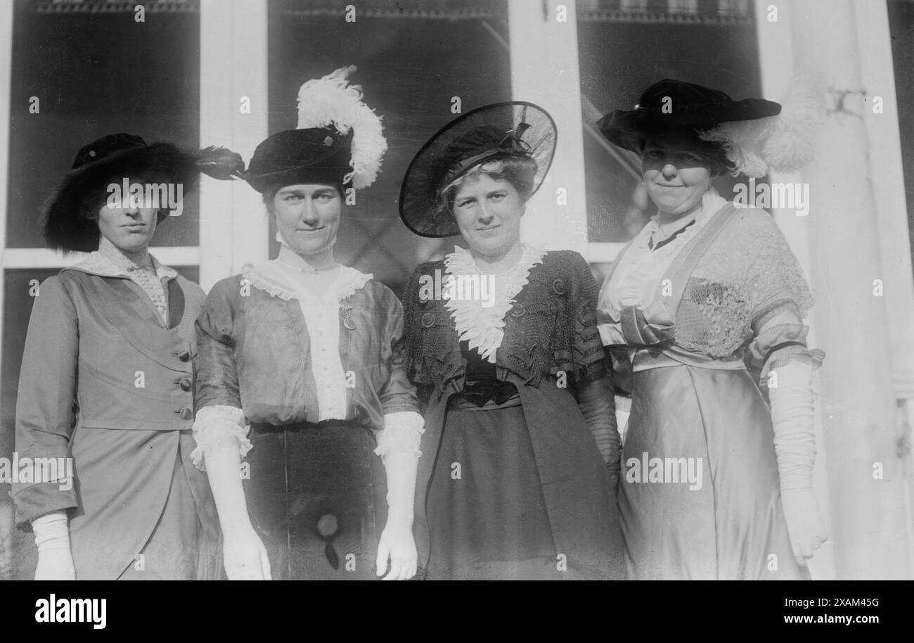 Jessie Wilson - Elisa (d. h. Eliza) Dodge - Mrs. D.H. Morris - Mrs. H. Bremer, 1913. Zeigt die Aktivistin Jessie Woodrow Wilson Sayre (1887–1933), Tochter des US-Präsidenten Woodrow Wilson; Miss Elizabeth W. Dodge (Tochter von Cleveland Dodge), Frau D.H. Morris und die Einwanderungsspezialistin Harry M. Bremer, möglicherweise bei einem YWCA-Treffen am 21. Oktober 1913. Stockfoto