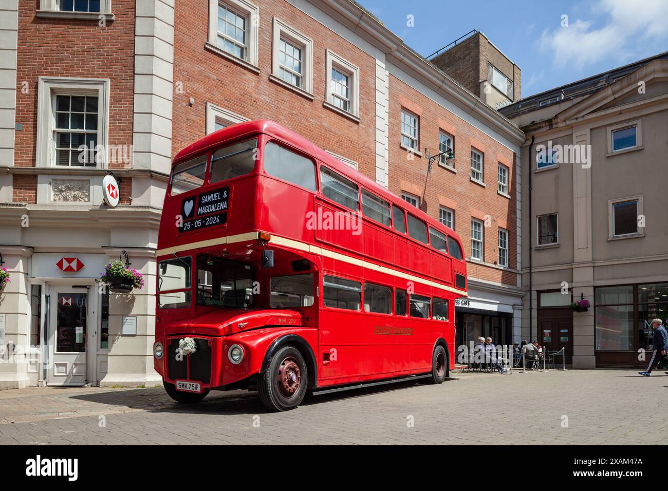 Historischer roter Doppeldeckerbus im Stadtzentrum von Canterbury, Kent, England. Stockfoto