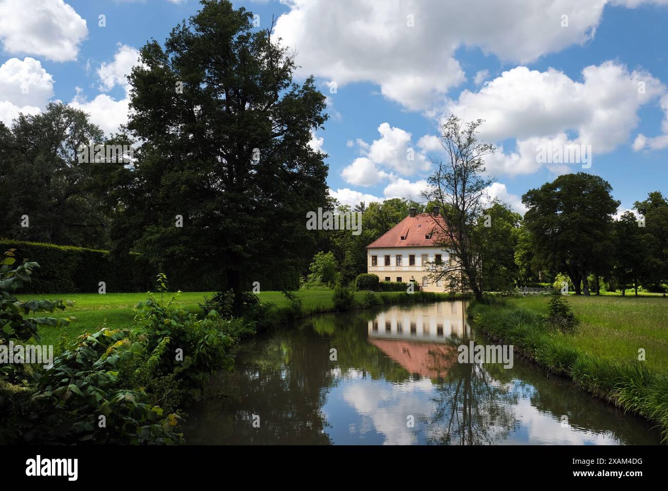 Blick auf den Park rund um das Schloss Schleissheim und schöne Flussspiegelung im Dorf Oberschleissheim, Vorort von München, Bayern, Deutschland. Stockfoto