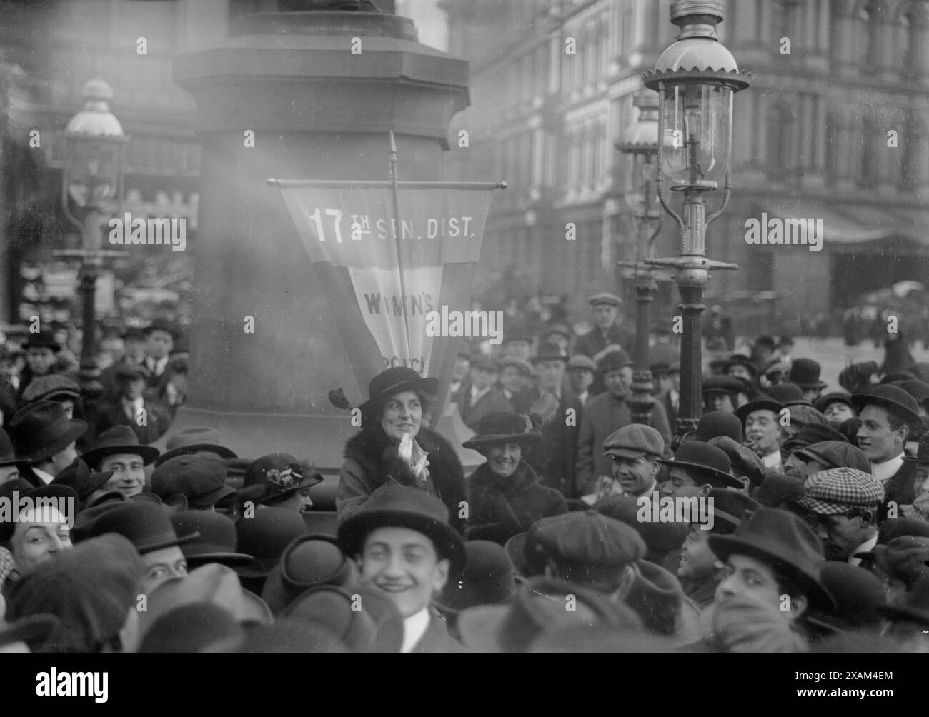 Mrs. Norman de R. Whitehouse, 1913. Zeigt die Suffragistin Mrs. Norman de R. Whitehouse (1875-1957). Stockfoto Mrs. Norman de R. Whitehouse, 1913. Zeigt die Suffragistin Mrs. Norman de R. Whitehouse (1875-1957). Stockfoto