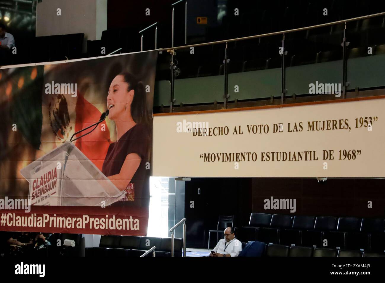 Mexiko-Stadt, Mexiko. Juni 2024. Eine Decke mit dem Bild der designierten Präsidentin Claudia Sheinbaum Pardo ist während der Legislativsitzung der Ständigen Kommission des Kongresses der Union zu sehen. Am 6. Juni 2024 in Mexiko-Stadt. (Foto: Luis Barron/Eyepix Group/SIPA USA) Credit: SIPA USA/Alamy Live News Stockfoto