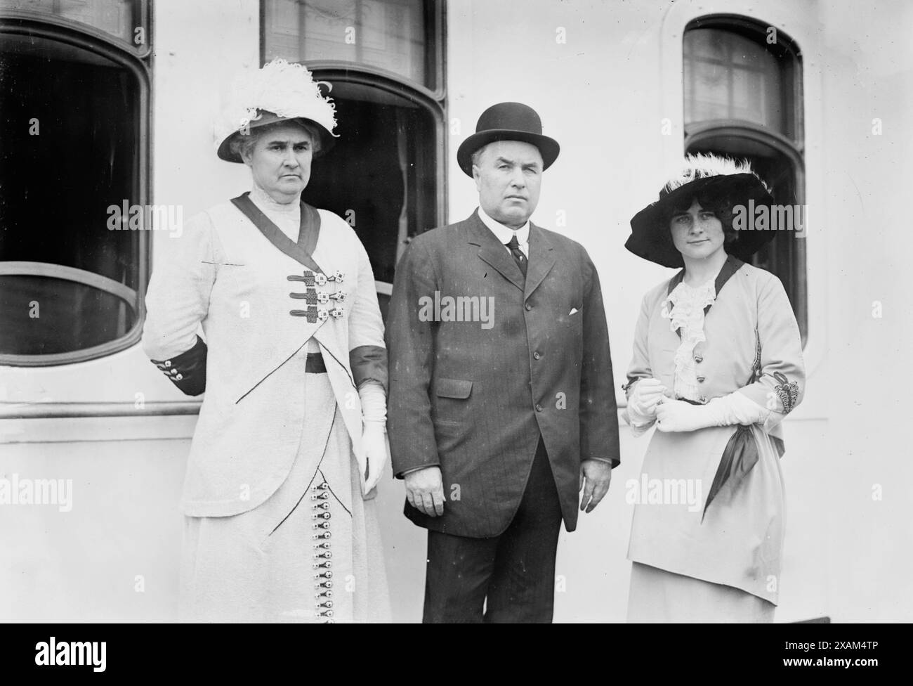 Roger Sullivan, Ehefrau und Tochter, zwischen 1910 und 1915. Zeigt Roger Charles Sullivan (1861–1920), einen politischen Führer der Demokratischen Partei aus Cook County, Illinois, mit seiner Familie. Stockfoto