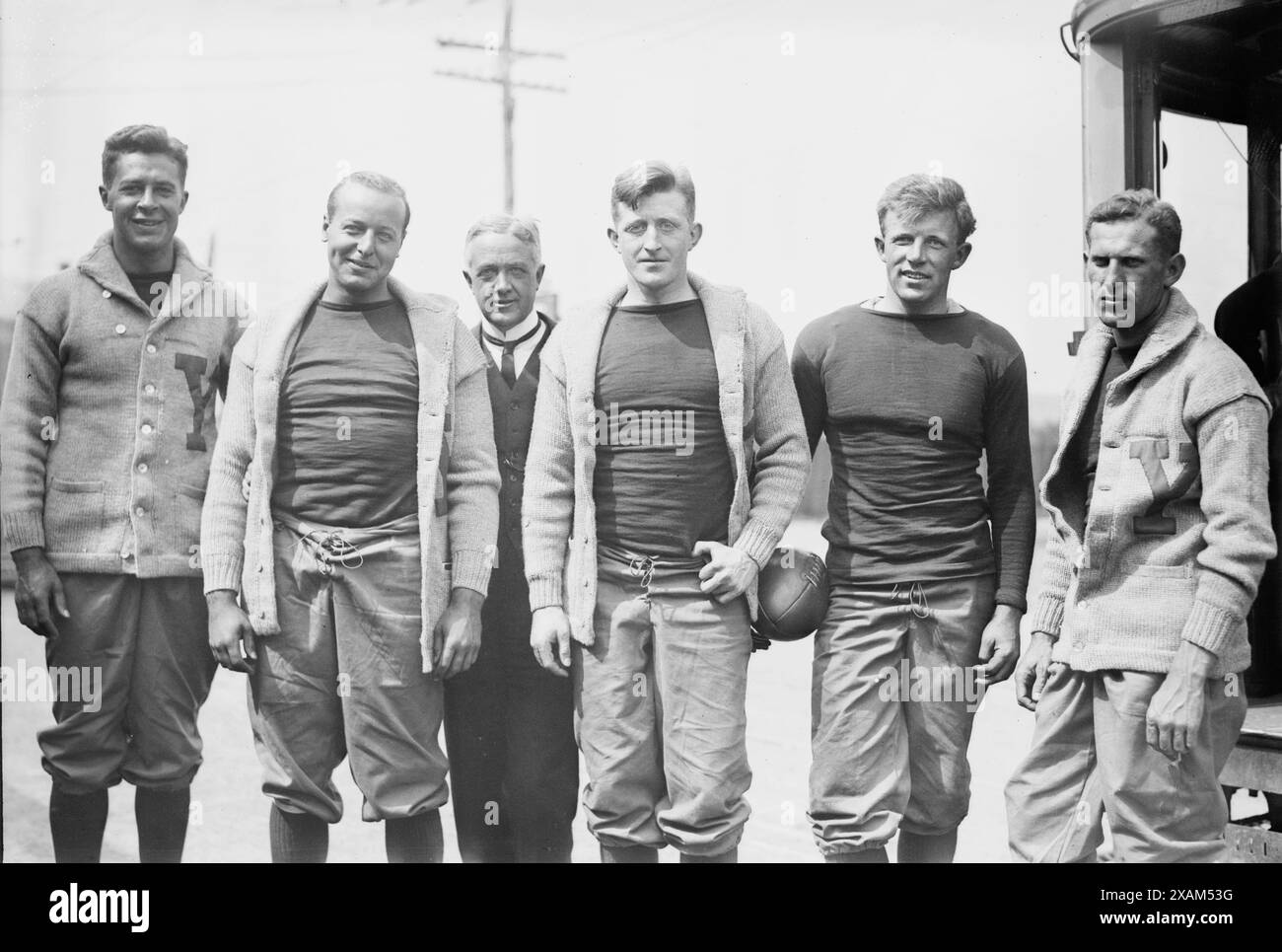 Spalding - Baumeister [d. h. Bomeisler] - Bull - Gallauer - Ketcham (Kapitän) - Howard Jones - Yale Coaches and Capt., 1913. Zeigt Mitglieder der Yale University Football-Mannschaft, darunter Howard Harding Jones (1885–1941), der 1909 und 1913 die Yale Football-Mannschaft trainierte, Henry „Hank“ Ketcham (1891–1986), Douglas M. „Bo“ Bomeisler (1892–1953), Jesse Spalding, Carl Gallauer Jr. (1890–1964) und Dr. William T. Bull Stockfoto