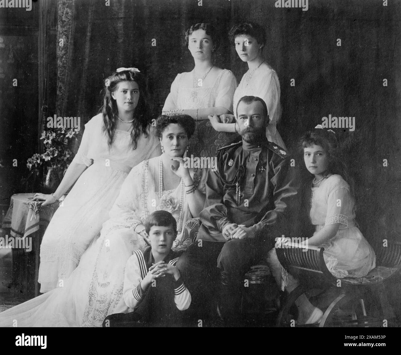 Königliche russische Familie, 1914. Zeigt Mitglieder der Romanovs, der letzten königlichen Familie Russlands, einschließlich: Sitzende (von links nach rechts) Marie, Königin Alexandra, Zar Nikolaus II., Anastasia, Alexei (vorne), und stehend (von links nach rechts), Olga und Tatiana. Stockfoto