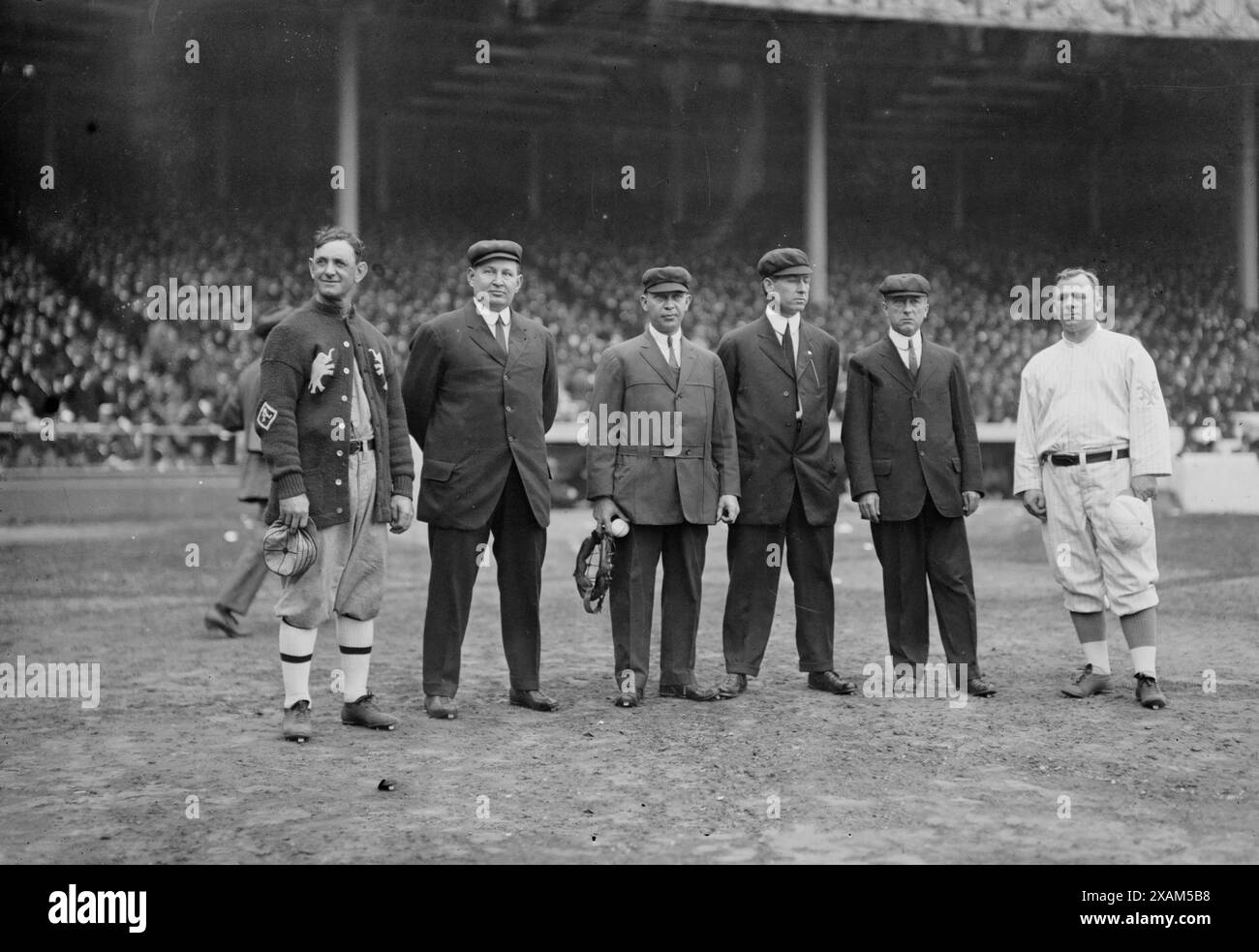 Umpires, World Series, 13, 1913. Zeigt Manager und Umpires vor Spiel 1 der World Series 1913 am 7. Oktober auf dem Polo Grounds in New York City. Von links nach rechts: Danny Murphy, Kapitän des Philadelphia Athletics Teams; Cy Rigler, linker Schiedsrichter; Bill Klem, Heimtrainer; John Joseph (Rip) Egan, Infield; Tom Connolly, Right Field; und John McGraw, manager der New York Giants. Stockfoto