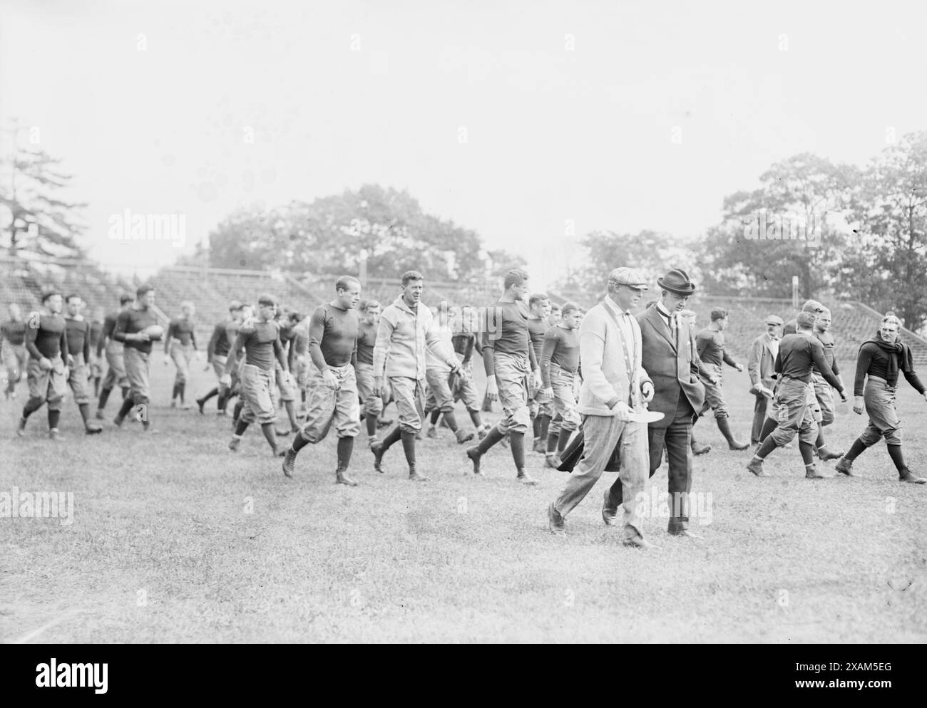 Yale Squad kommt ins Feld, Bomeisler, Spalding, Mack, Dr. Bull, zwischen c1910 und c1915. Zeigt Mitglieder der Yale University Football-Mannschaft, darunter Douglass M. „Bo“ Bomeisler (1892–1953), Dr. William T. Bull und Jesse Spalding (1934). Stockfoto