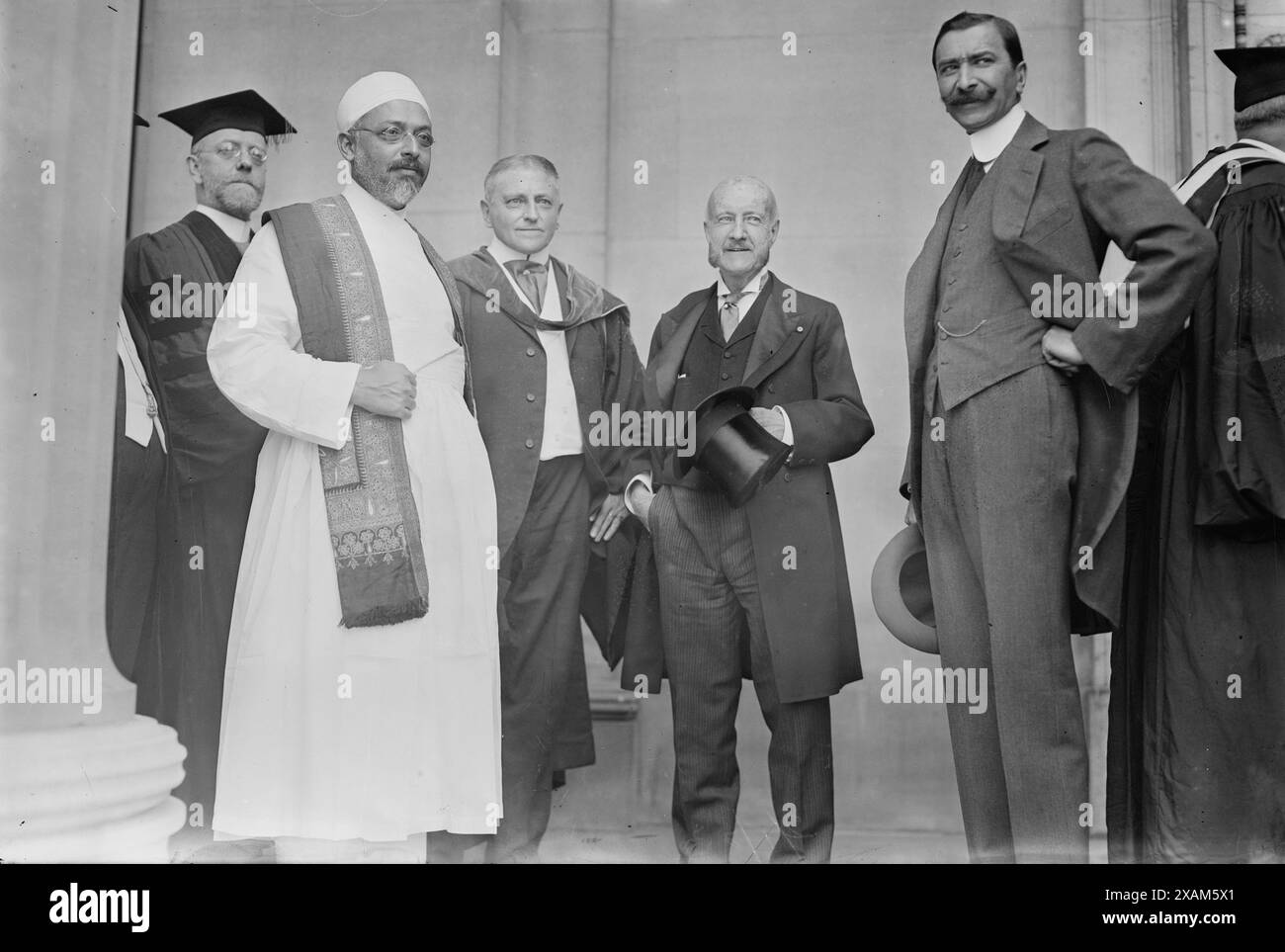 Columbia - Mr. Dhalla, H.Y. Clews, Djelal Munif Bey und A.V.W. Jackson, 1914. Zeigt Maneckji Nusserwanji Dhalla (1875–1956), einen indischen Theologen, Schriftsteller und zoroastrischen Priester, der 1914 durch die USA tourte; Professor Abraham Valentine Williams Jackson (1862–1937), ein Experte der Columbia University für indoiranische Sprachen; Djelal (Celal) Munif Bey (1919), der türkische Generalkonsul in New York und Finanzier Henry Clews (1836–1923). Die Männer besuchten den Beginning Day an der Columbia University, New York City, am 3. Juni 1914. Stockfoto