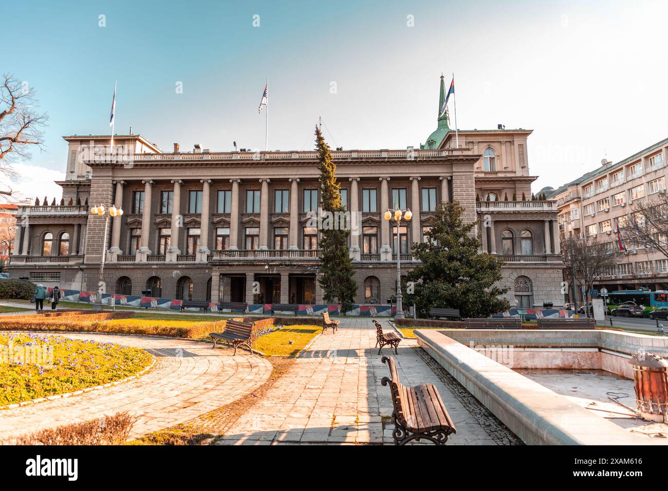 Belgrad, Serbien - 8. Februar 2024: Der Alte Palast, Stari Dvor vor dem Gebäude der Nationalversammlung in Belgrad, Serbien. Stockfoto