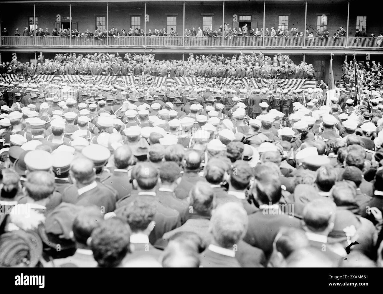 Beerdigung, Brooklyn Navy Yard, 1914. Am 11. Mai 1914 wird eine Menschenmenge auf der Brooklyn Navy Yard, New York City, für den National Memorial Service zu Ehren der Seeleute und Marines gezeigt, die während der mexikanischen Revolution in Veracruz, Mexiko, getötet wurden. Präsident Woodrow Wilson steht auf dem Podium im Zentrum. Stockfoto