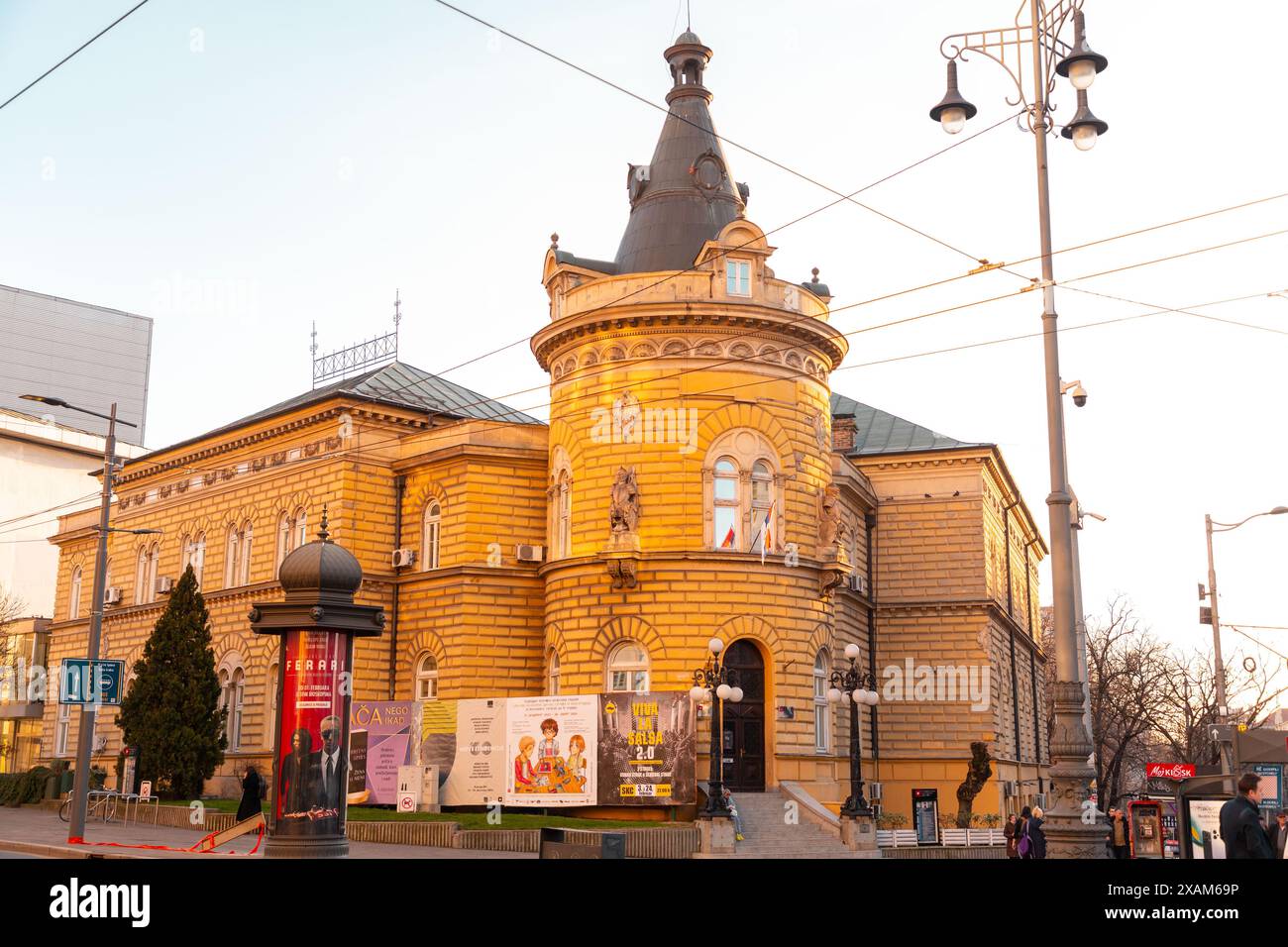 Belgrad, Serbien - 8. Februar 2024: Die Kralja Milana Avenue ist eine große Geschäftsstraße mit wichtigen Sehenswürdigkeiten und Bürogebäuden im Zentrum von Belgrad. Stockfoto