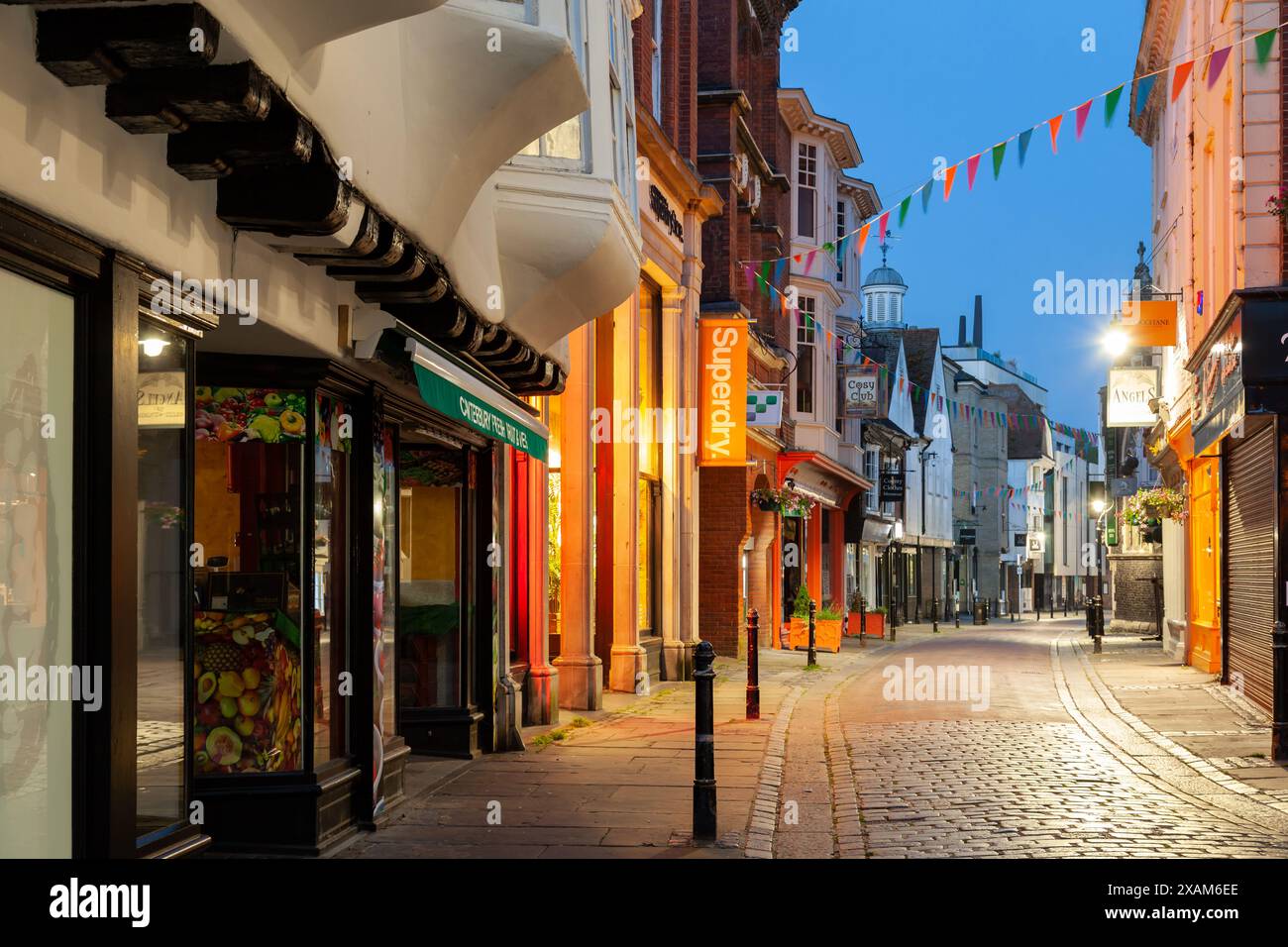Sonnenaufgang auf der St. Margaret's Street in Canberbury, Kent, England. Stockfoto
