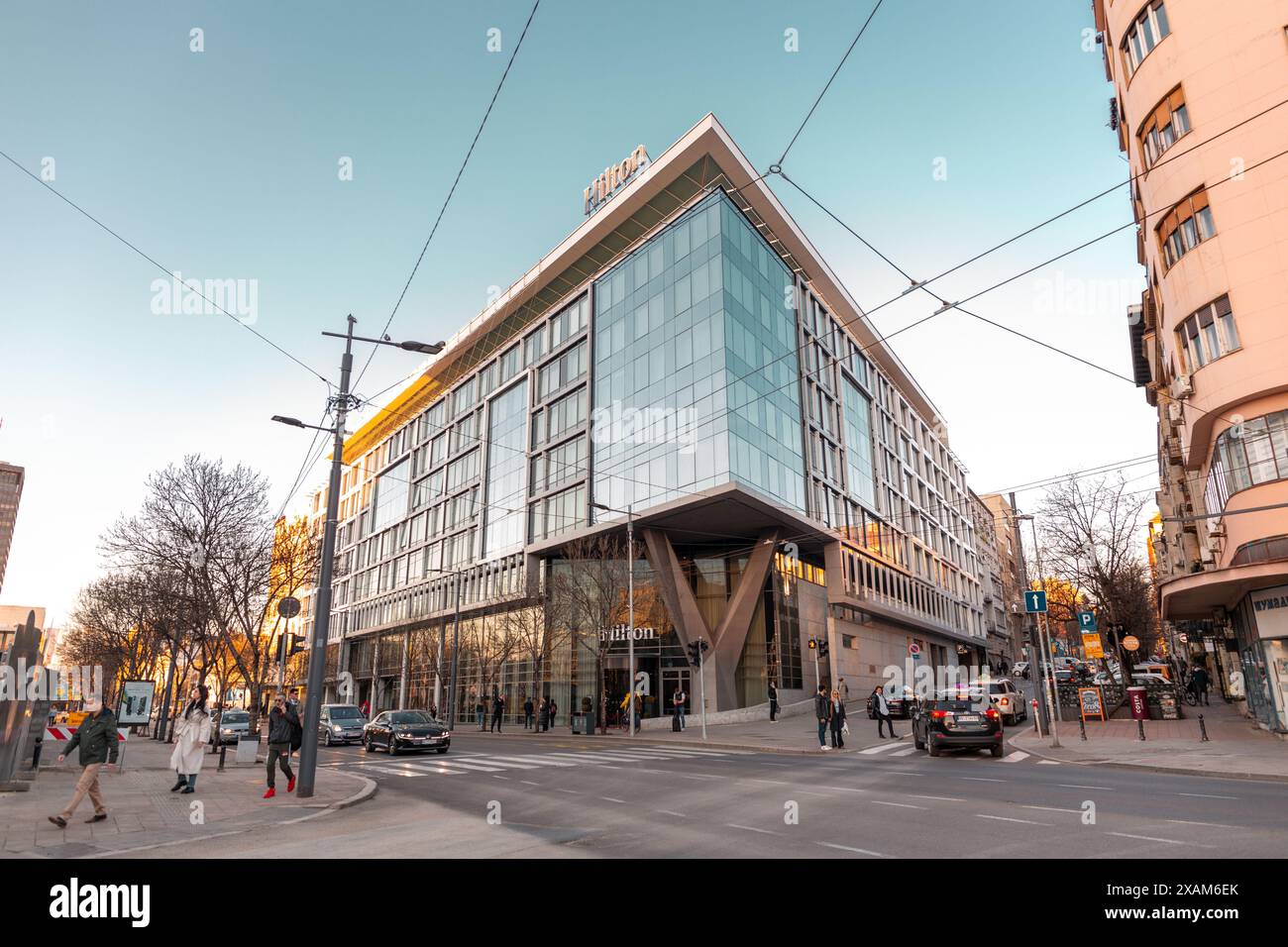 Belgrad, Serbien - 8. Februar 2024: Hilton Hotel in der Kralja Milana Avenue im Zentrum von Belgrad, Serbien. Stockfoto