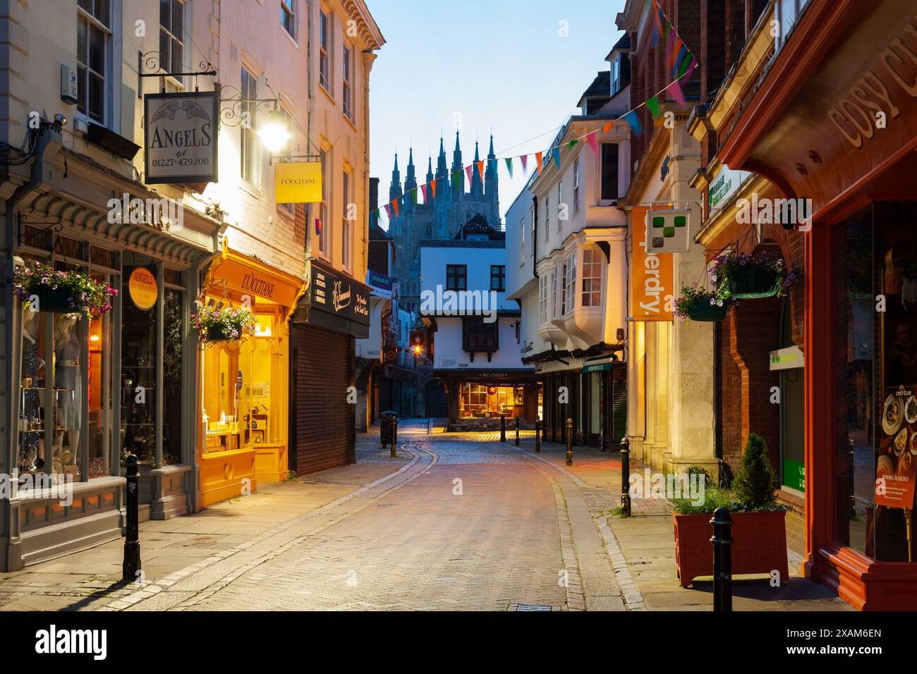 Sonnenaufgang auf der St. Margaret's Street in Canterbury, Kent. Stockfoto