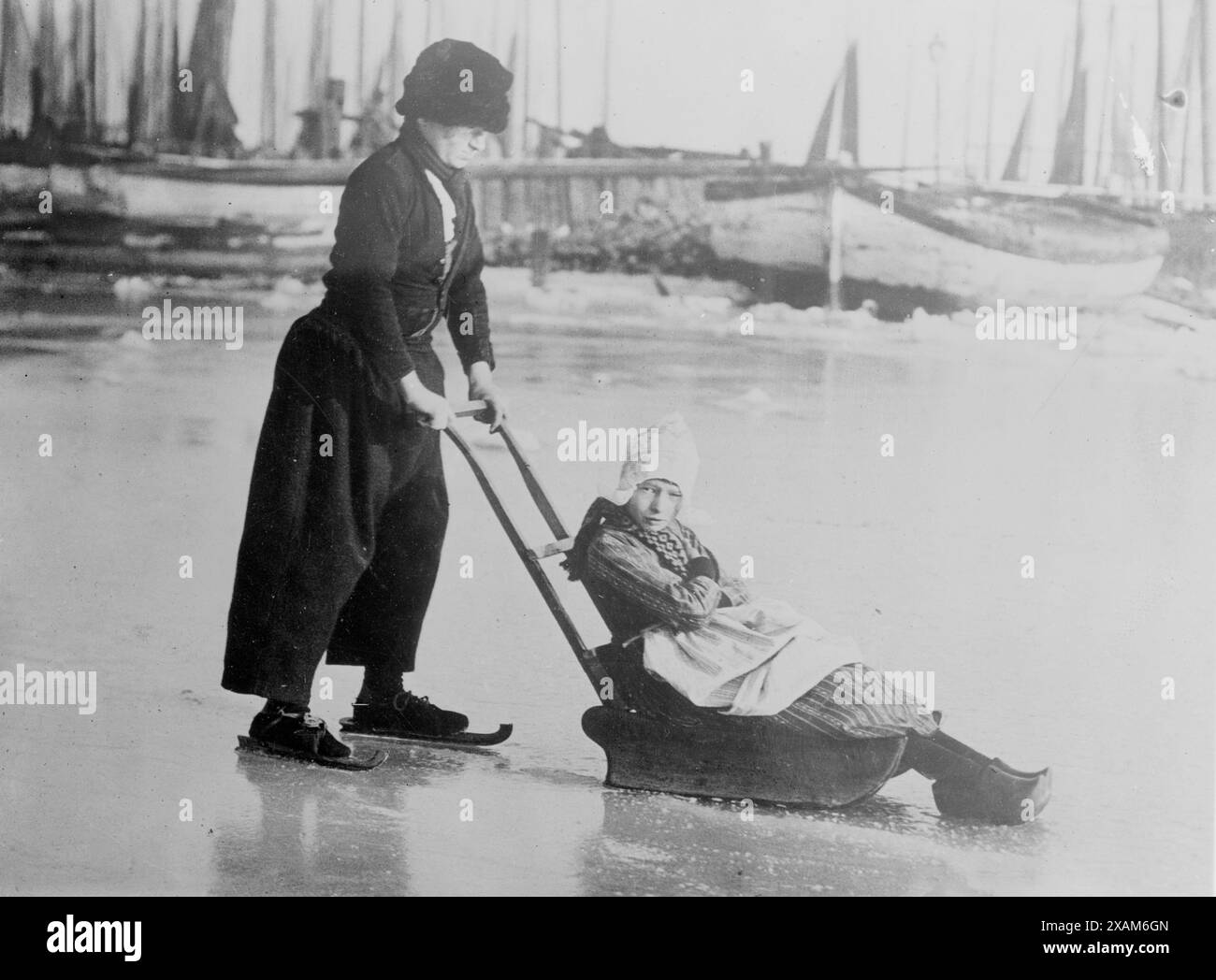In Holland, 1914. Möglicherweise zeigt Junge und Mädchen in Volendam, Niederlande, in traditioneller lokaler Kleidung. Stockfoto