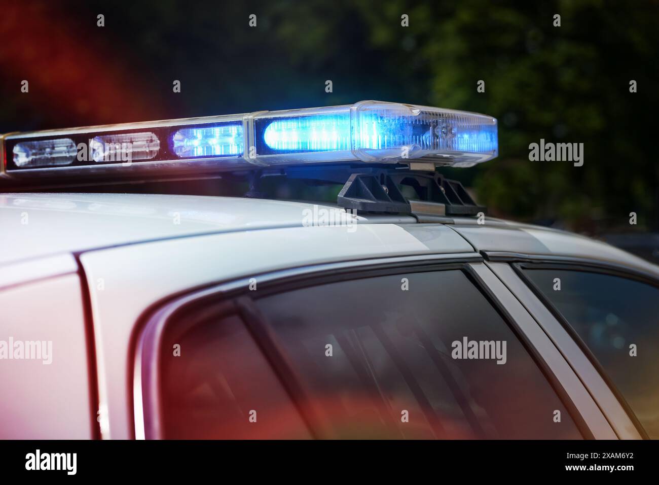Automobil-Tuning, Lichtbalken blinkendes blaues LED-Licht ist auf dem Dach montiert, um wie ein amerikanisches Polizeiauto auszusehen, individuelle Modifikation des Designs, Stockfoto