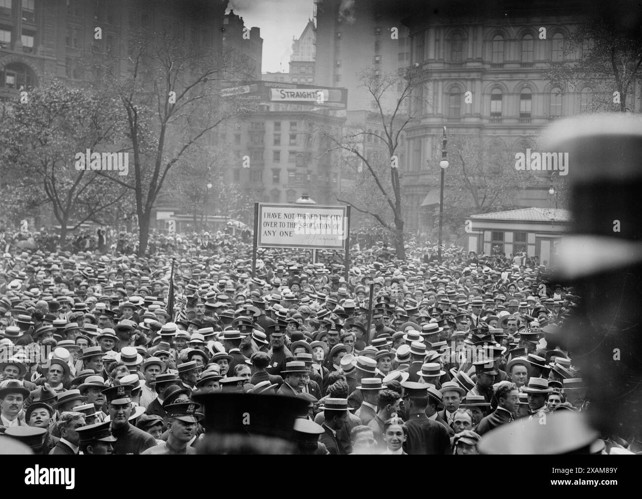 Massen bei Gaynor Benachrichtigung am 13.9.1913. Zeigt die Menge bei der Benachrichtigungszeremonie, die am 3. September 1913 auf den Stufen des Rathauses in New York City stattfand, wo Bürgermeister William J. Gaynor für die Wiederwahl nominiert wurde. William Jay Gaynor hatte eine Amtszeit als Bürgermeister der Reform von New York inne. Da der unbestechliche Gaynor nicht mit der Tammany-Maschine kooperieren wollte, weigerte sich Tammany, ihn für eine zweite Amtszeit zu nominieren. Gaynor wurde von einer unabhängigen Gruppe renommiert und nahm ihre Nominierung an. Stockfoto