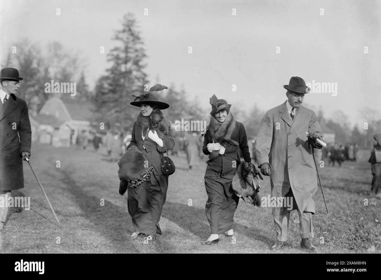 Mrs. A. Butler-Duncan; Miss Ruth Moller; Warcher Thompson, 1913. Zeigt die Szene der Auktion am 1. November 1913 auf der Long Island Farm des verstorbenen New Yorker Bürgermeisters William Jay Gaynor, der im September verstorben war. Stockfoto