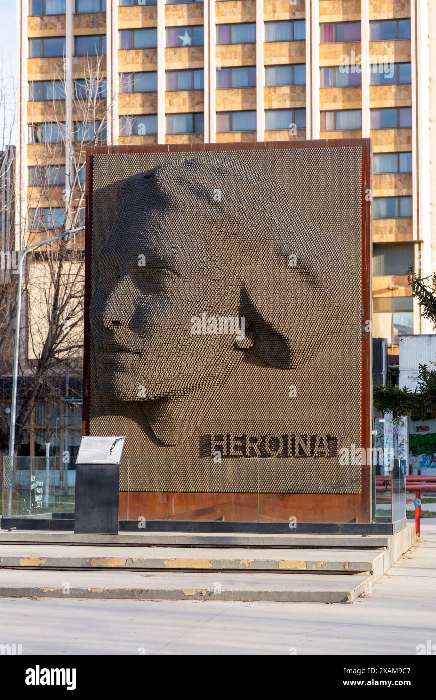 Pristina, Kosovo – 5. Februar 2024: Das Heroinat-Denkmal ist eine typografische Skulptur in Pristina, Kosovo, die mit 20.000 Pins für die Vergewaltigten geschaffen wurde Stockfoto