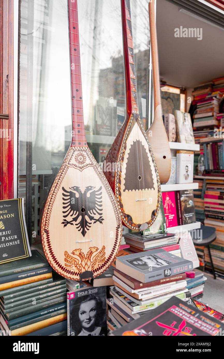 Pristina, Kosovo - 5. Februar 2024: Traditionelles albanisches Cifteli, doppelsaitendes Folklore-Instrument, das in einem Buchladen in Pristina, Kosova, verkauft wird. Stockfoto