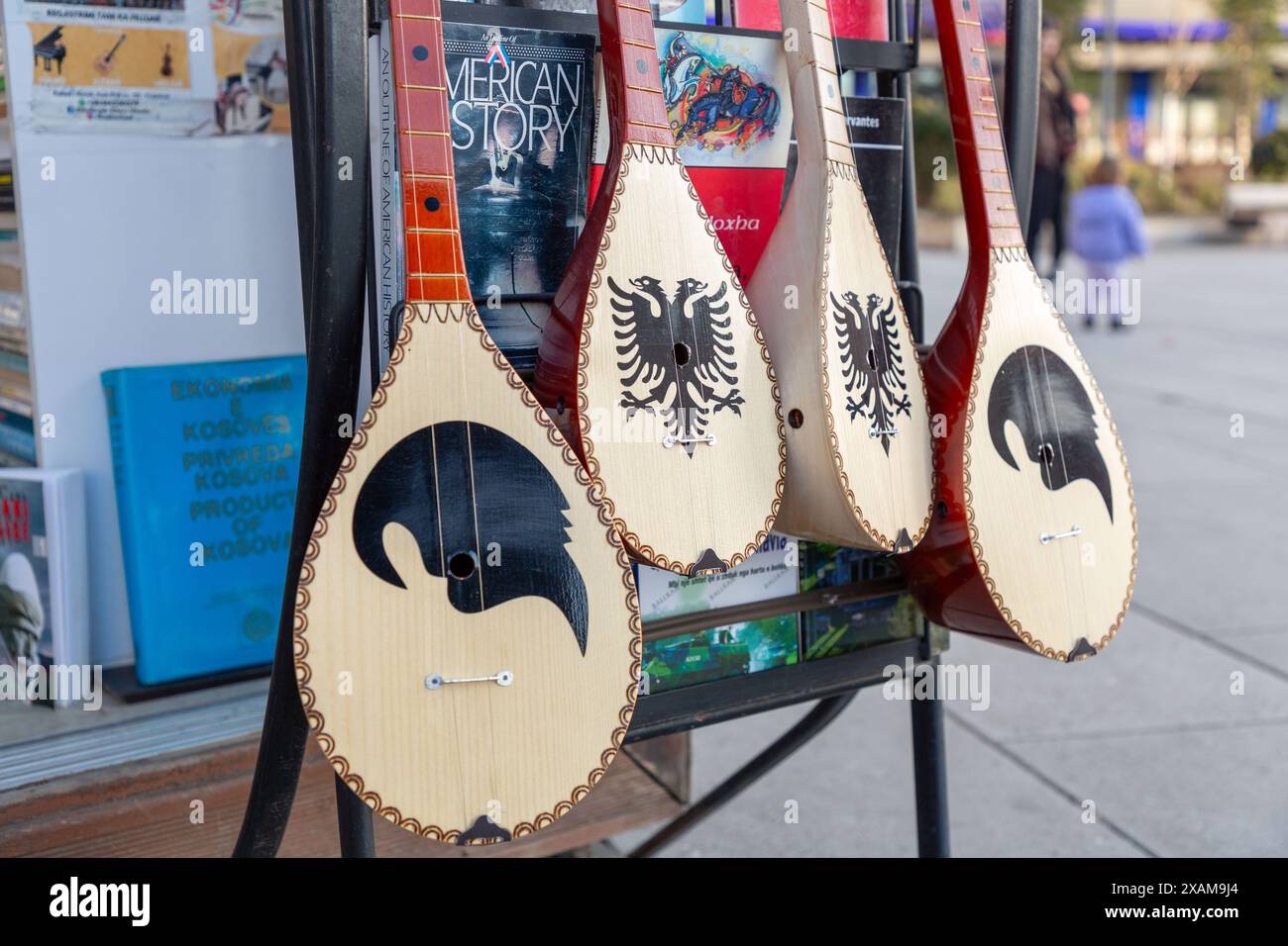 Pristina, Kosovo - 5. Februar 2024: Traditionelles albanisches Cifteli, doppelsaitendes Folklore-Instrument, das in einem Buchladen in Pristina, Kosova, verkauft wird. Stockfoto