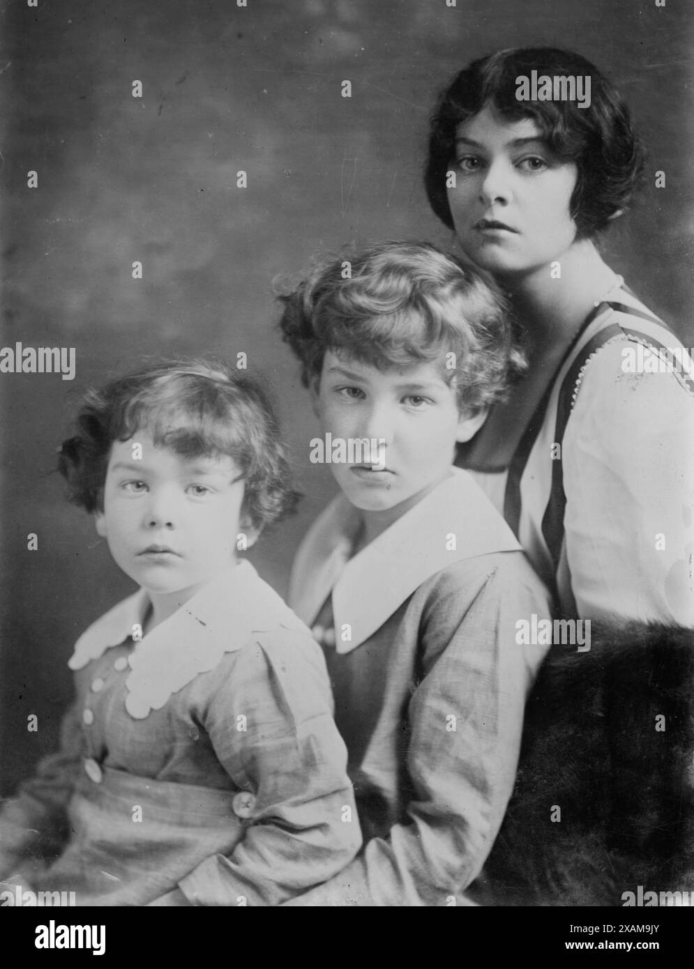 Frau W. Astor Chanler, Theo &amp; WM. A. Chanler, 1916. Zeigt die Schauspielerin Beatrice „Minnie“ Ashley (1878–1946), die William Astor Chanler (1867–1934) mit zwei ihrer Kinder heiratete. Stockfoto